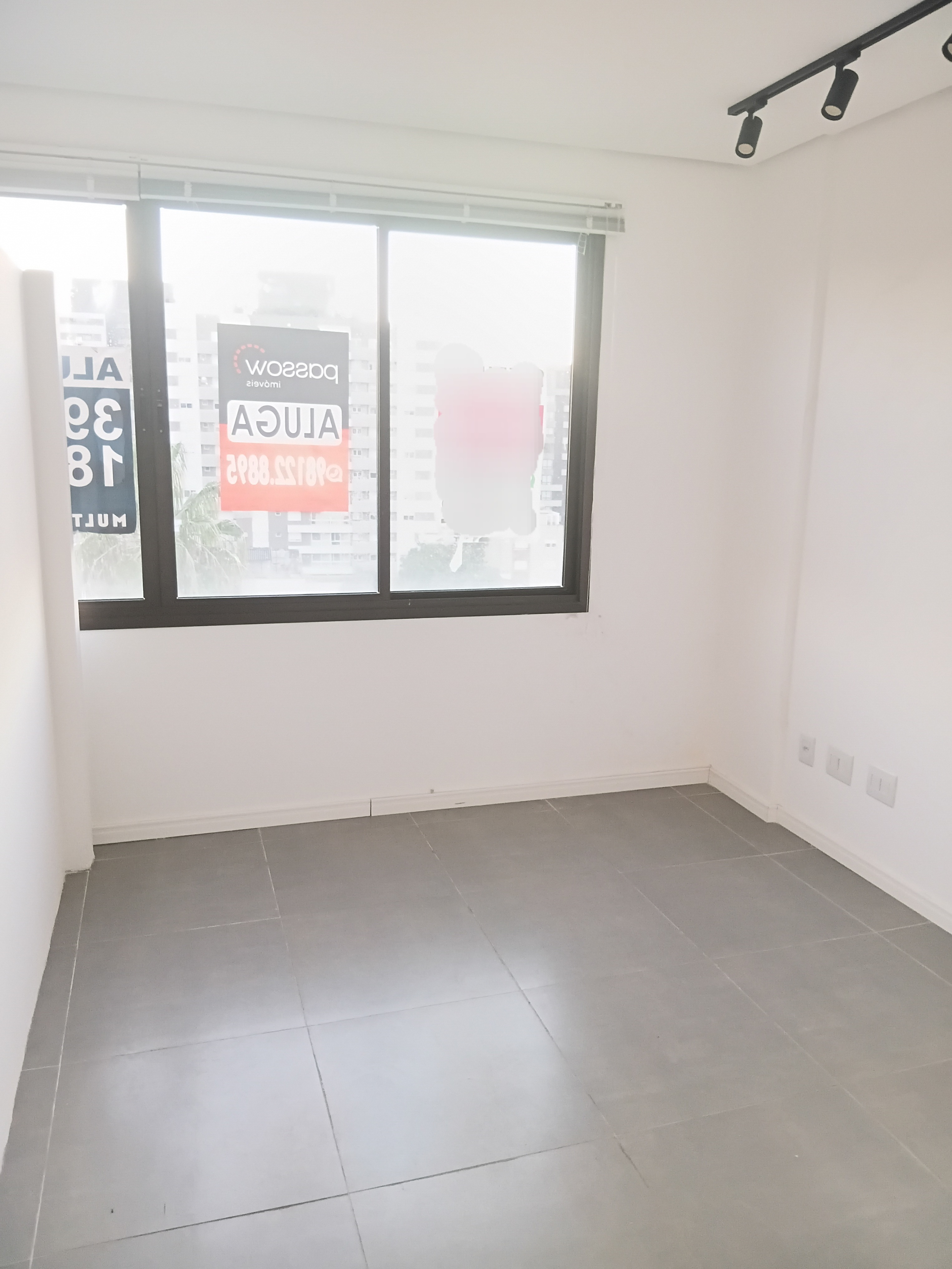 Sala para alugar com 56m², 2 vagas no bairro Menino Deus em Porto Alegre - Foto 2