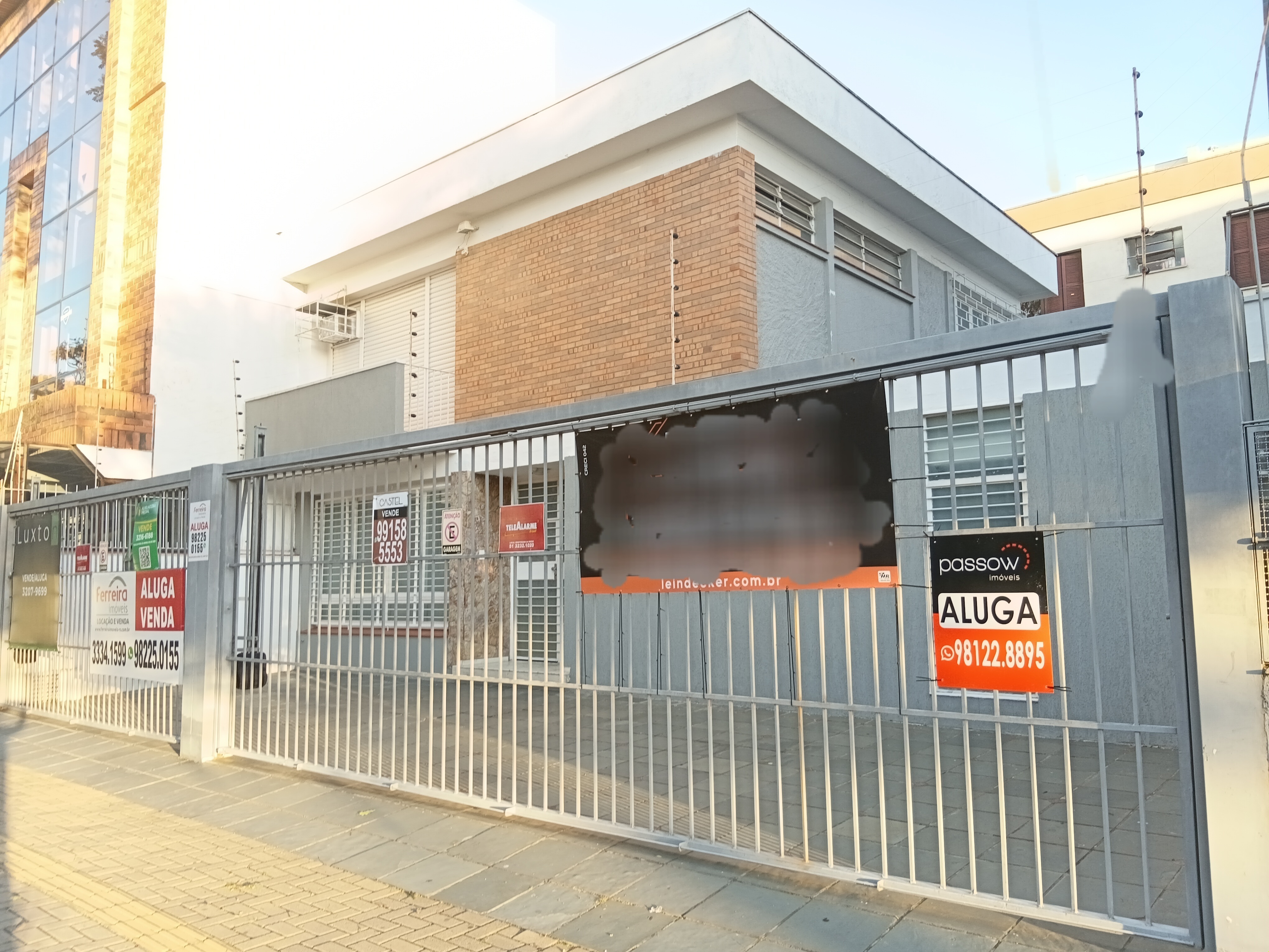 Casa para alugar com 244m², 5 vagas no bairro Menino Deus em Porto Alegre