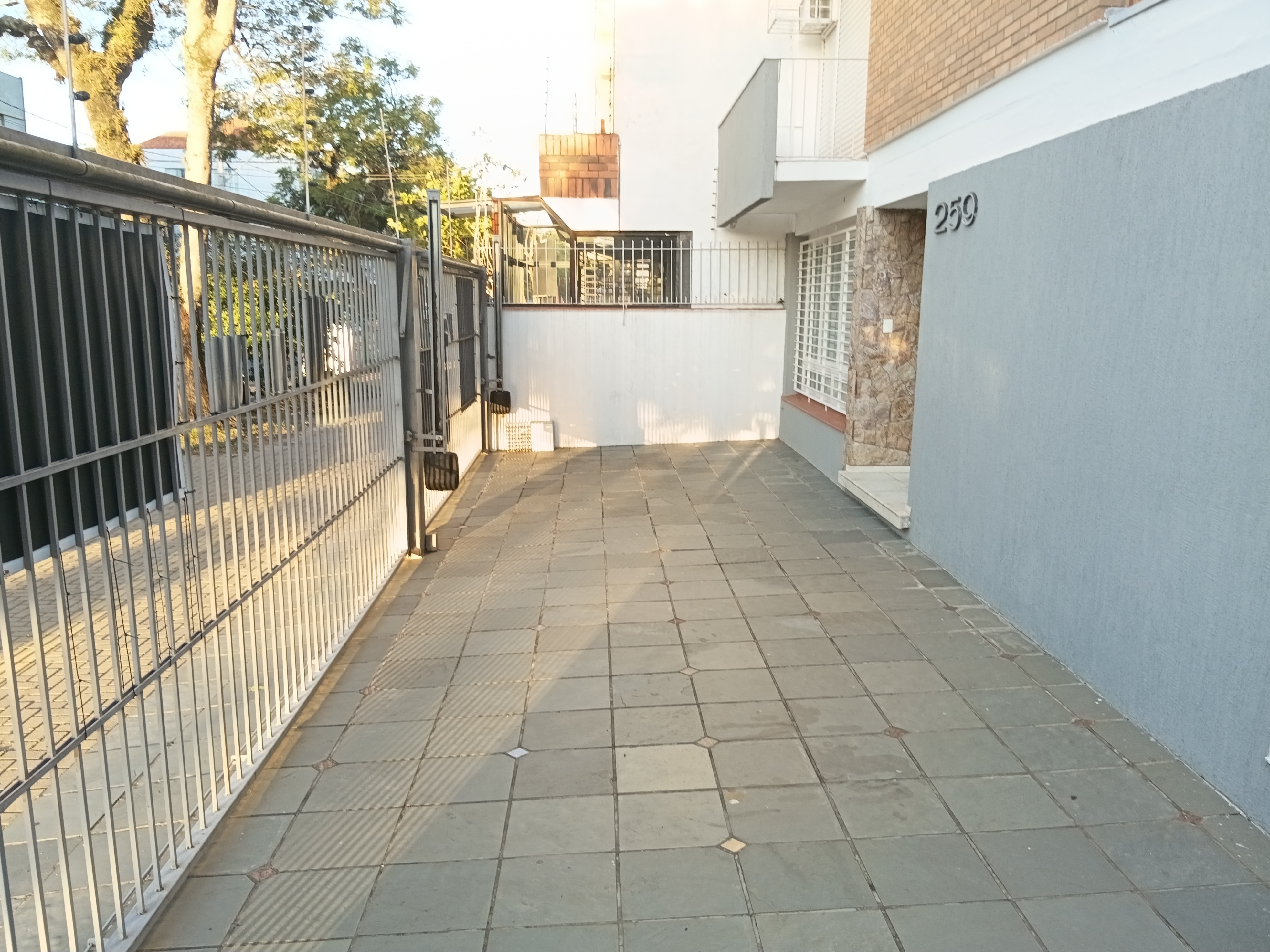 Casa para alugar com 244m², 5 vagas no bairro Menino Deus em Porto Alegre - Foto 2