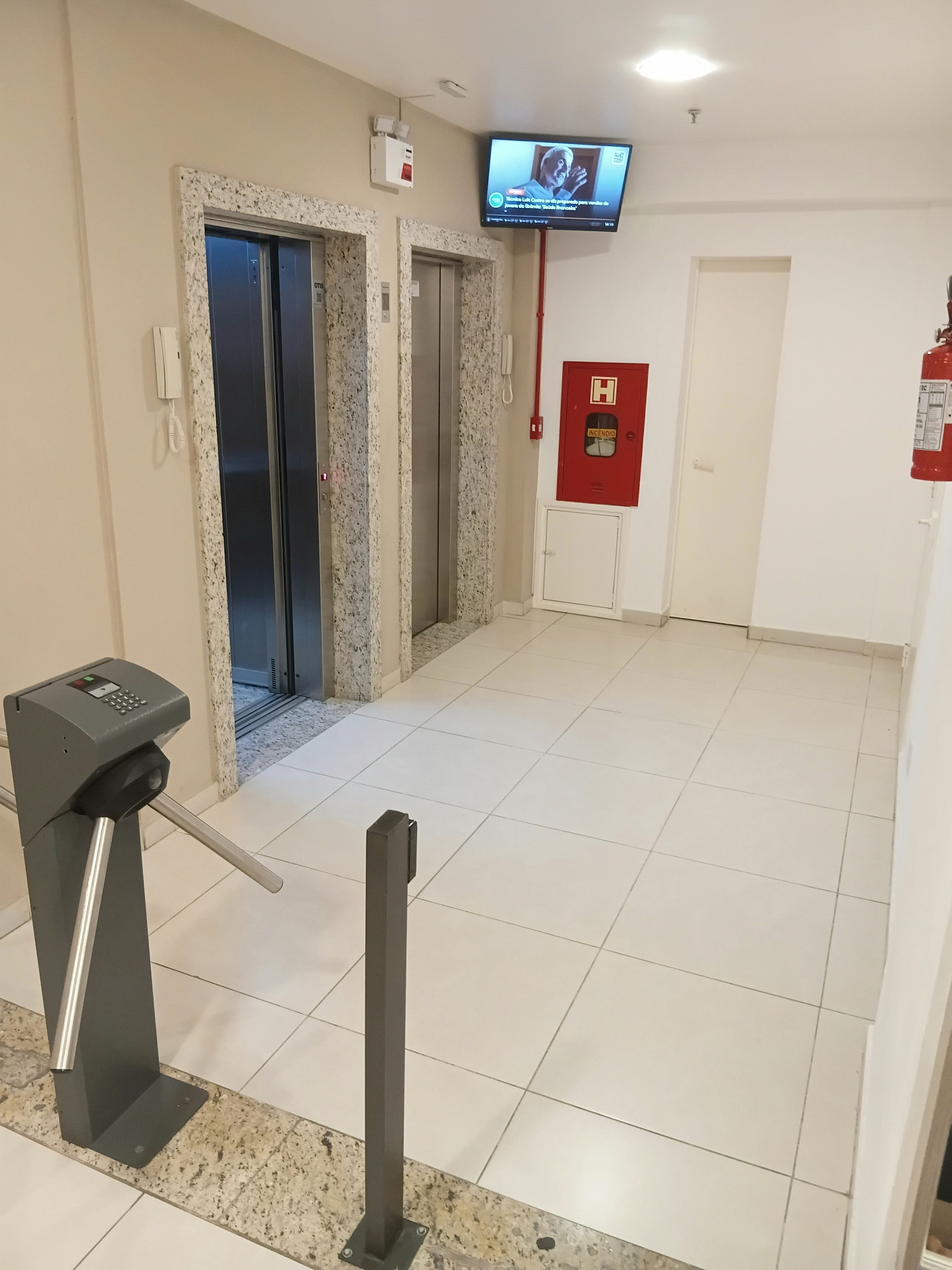 Sala para alugar com 29m², 1 vaga no bairro Menino Deus em Porto Alegre - Foto 3