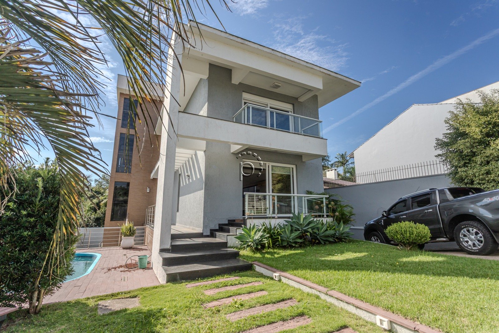 Casa para alugar com 590m², 4 quartos, 2 suítes, 6 vagas no bairro Guarujá em Porto Alegre