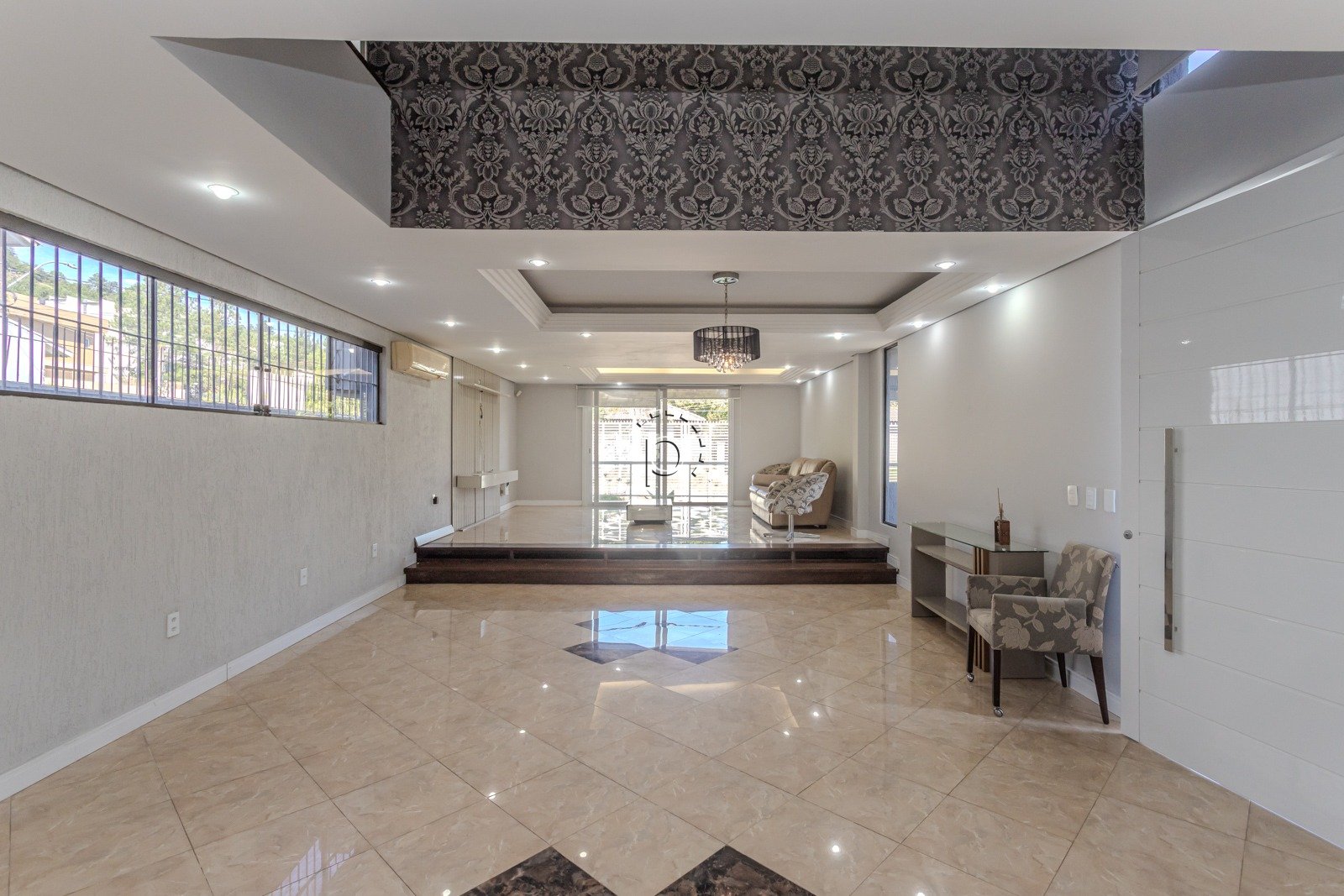 Casa para alugar com 590m², 4 quartos, 2 suítes, 6 vagas no bairro Guarujá em Porto Alegre - Foto 2