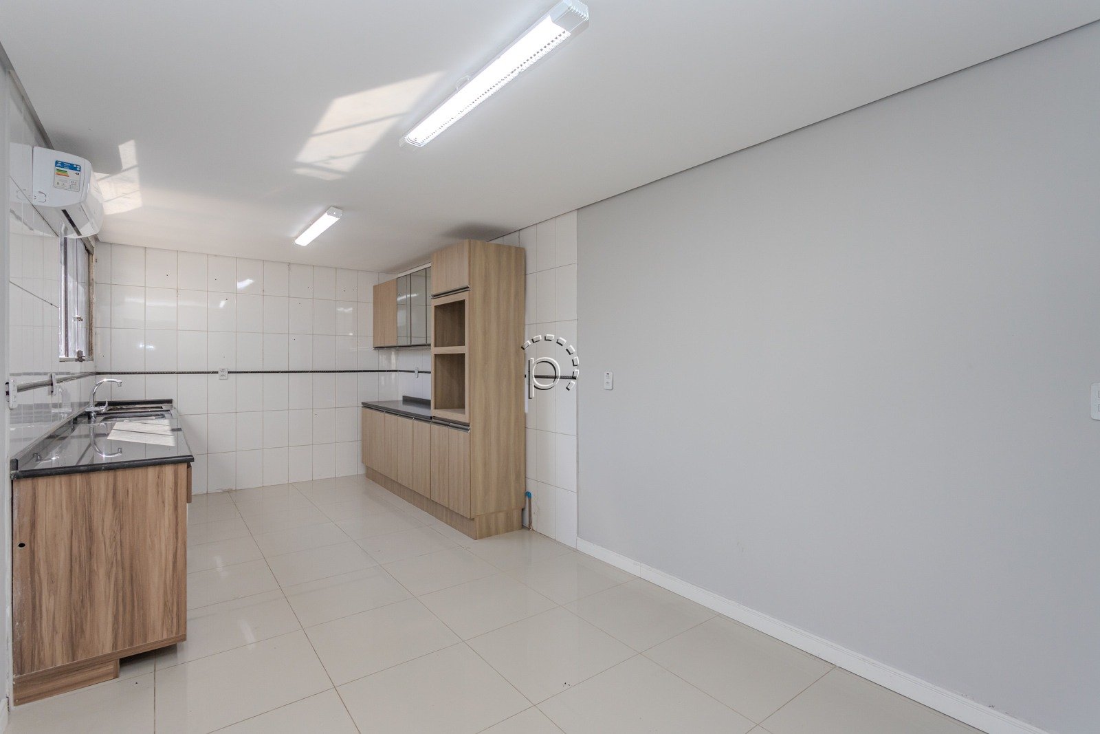 Casa para alugar com 590m², 4 quartos, 2 suítes, 6 vagas no bairro Guarujá em Porto Alegre - Foto 10