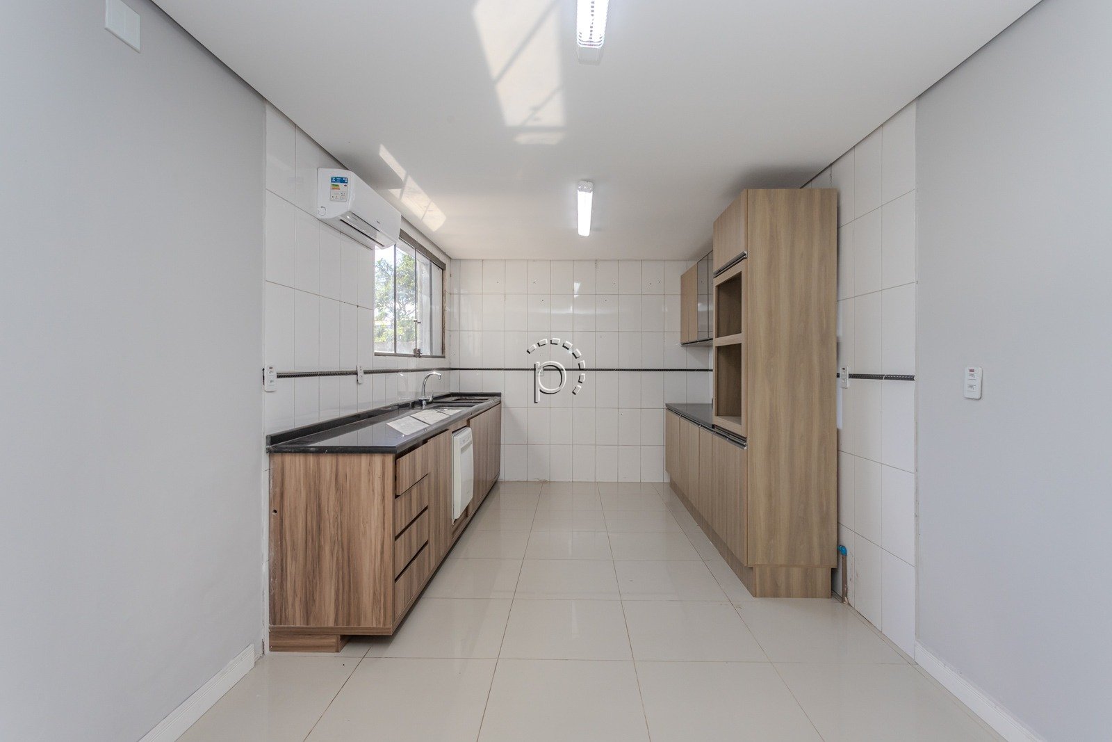 Casa para alugar com 590m², 4 quartos, 2 suítes, 6 vagas no bairro Guarujá em Porto Alegre - Foto 11