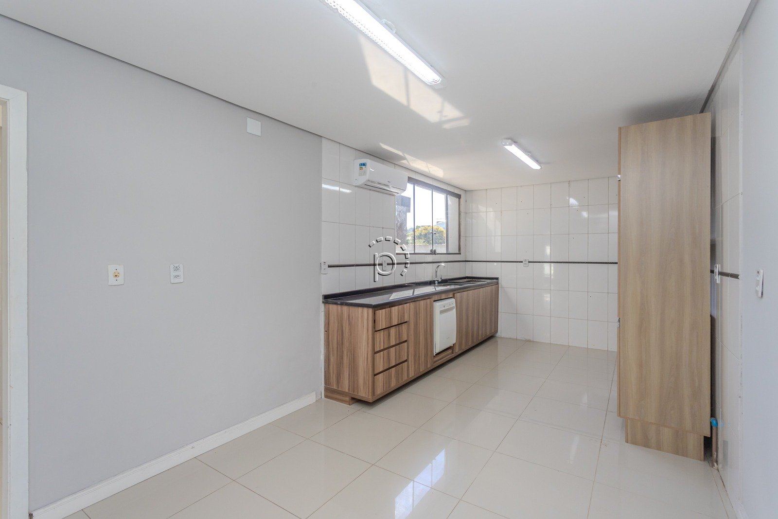 Casa para alugar com 590m², 4 quartos, 2 suítes, 6 vagas no bairro Guarujá em Porto Alegre - Foto 12