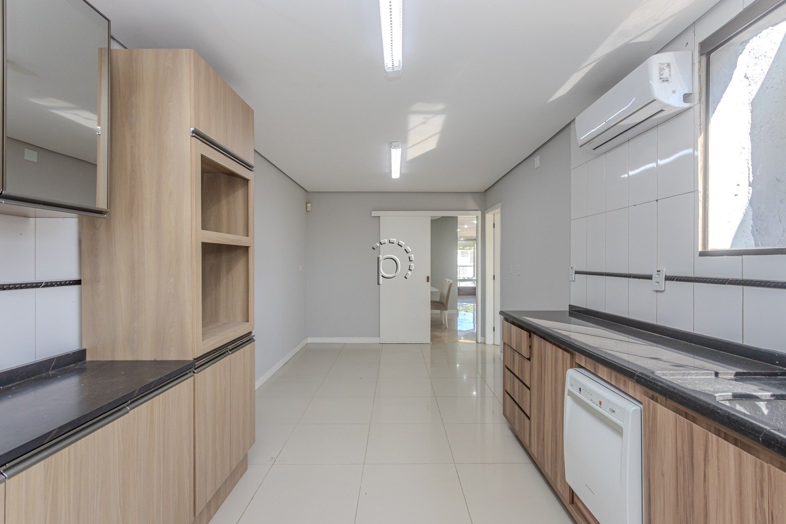 Casa para alugar com 590m², 4 quartos, 2 suítes, 6 vagas no bairro Guarujá em Porto Alegre - Foto 13