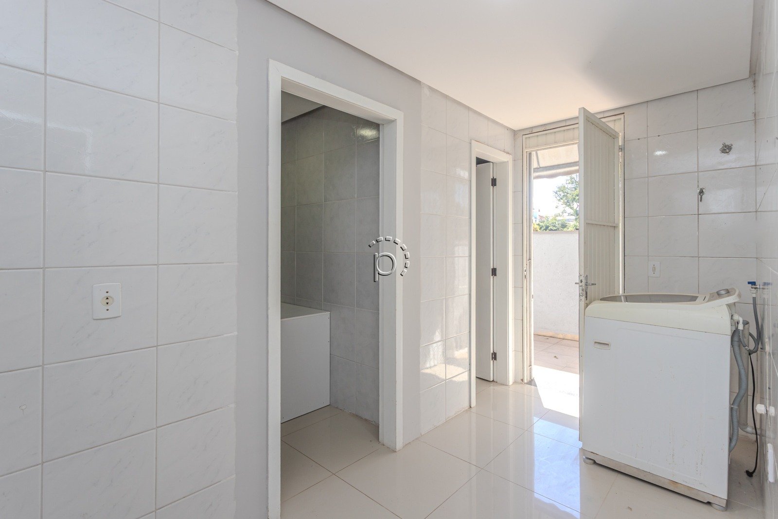 Casa para alugar com 590m², 4 quartos, 2 suítes, 6 vagas no bairro Guarujá em Porto Alegre - Foto 14