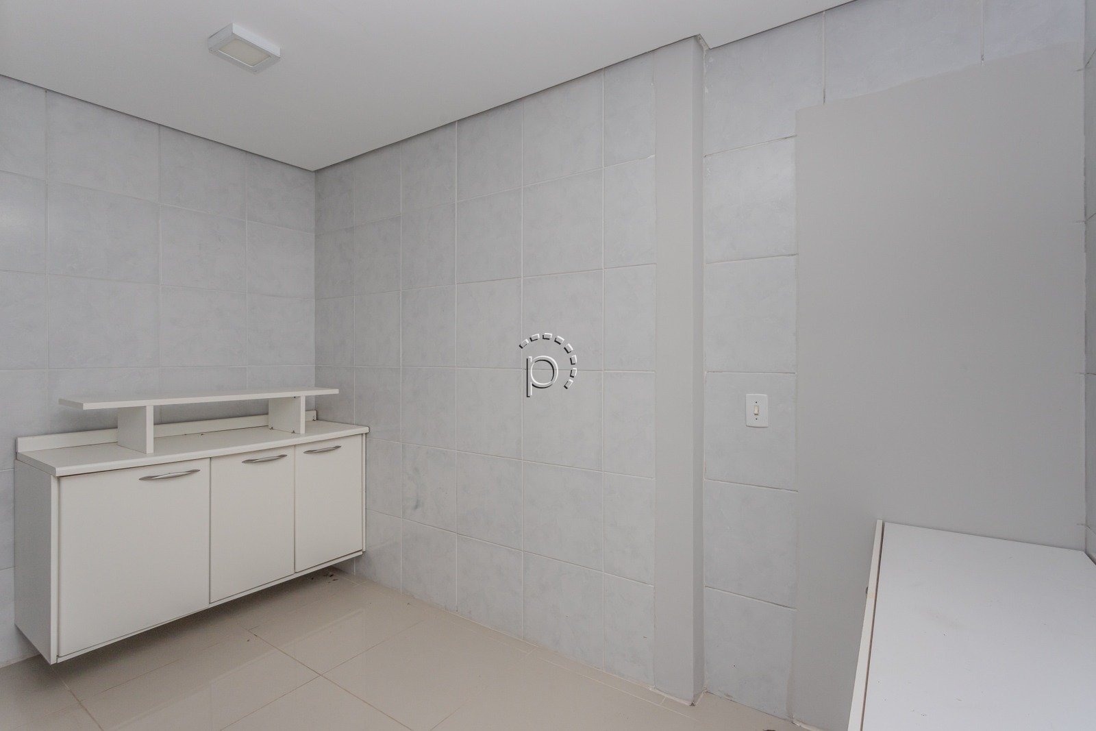 Casa para alugar com 590m², 4 quartos, 2 suítes, 6 vagas no bairro Guarujá em Porto Alegre - Foto 15