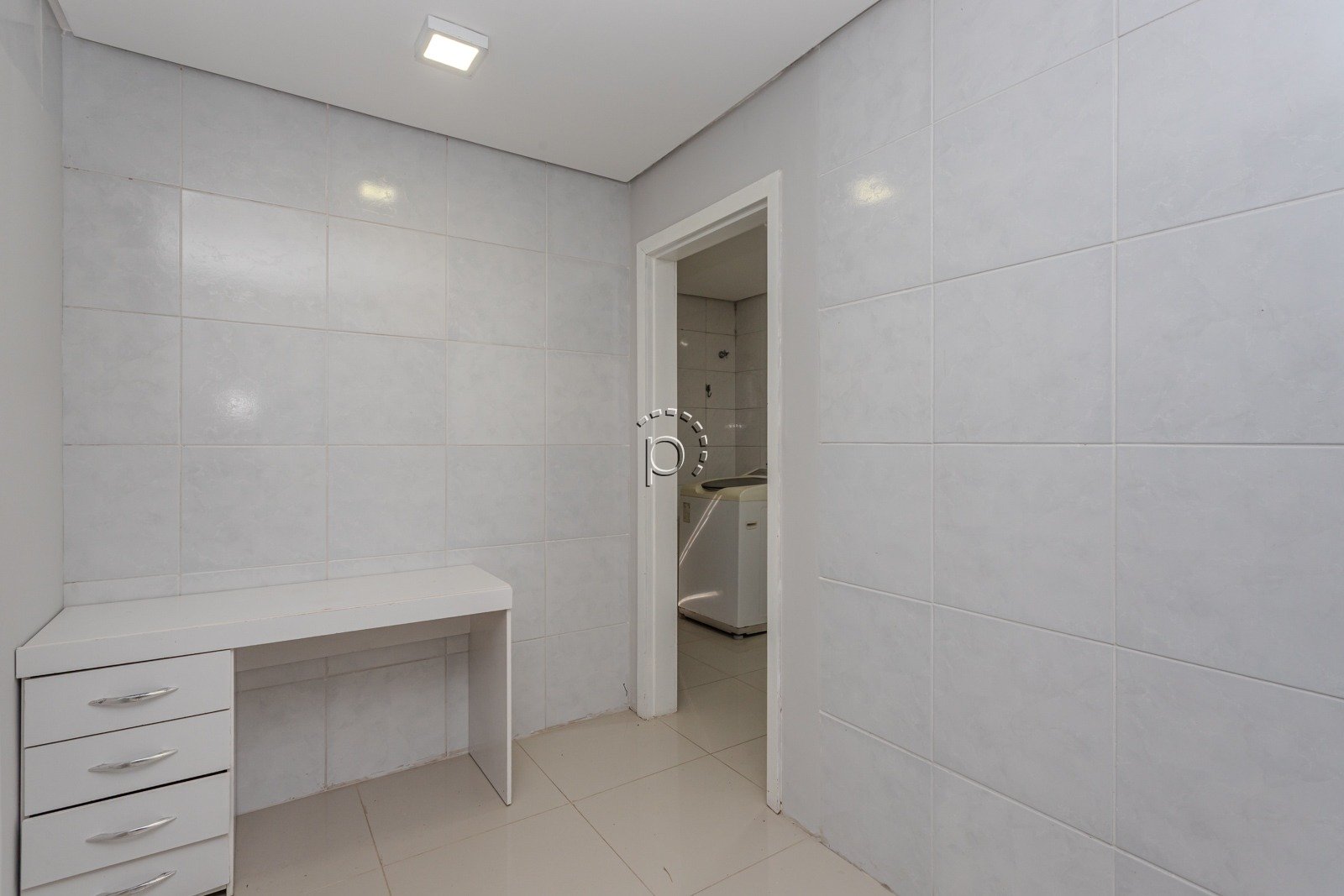 Casa para alugar com 590m², 4 quartos, 2 suítes, 6 vagas no bairro Guarujá em Porto Alegre - Foto 16