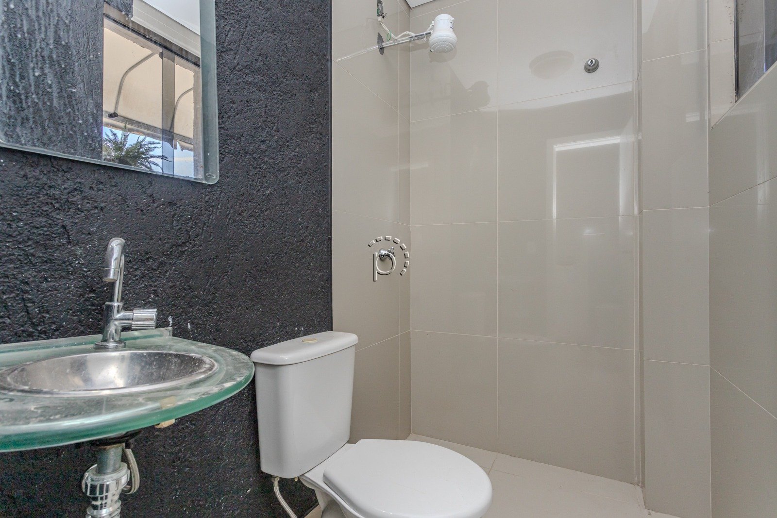 Casa para alugar com 590m², 4 quartos, 2 suítes, 6 vagas no bairro Guarujá em Porto Alegre - Foto 17