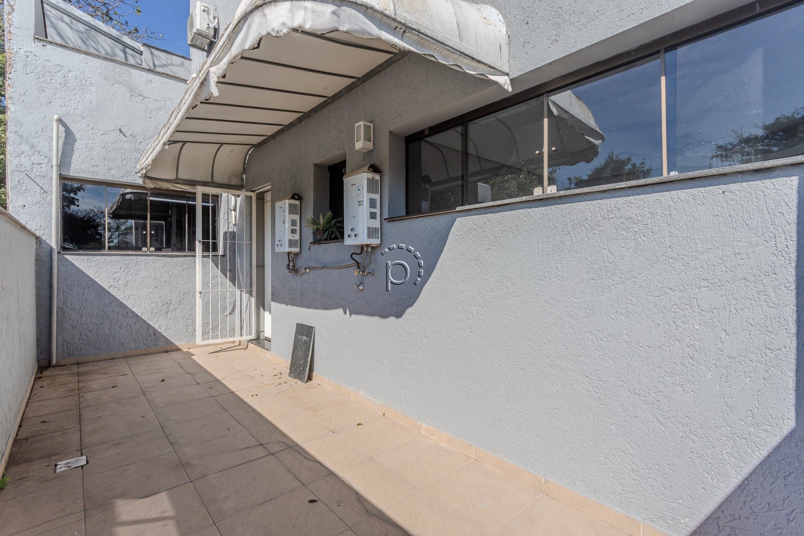 Casa para alugar com 590m², 4 quartos, 2 suítes, 6 vagas no bairro Guarujá em Porto Alegre - Foto 20