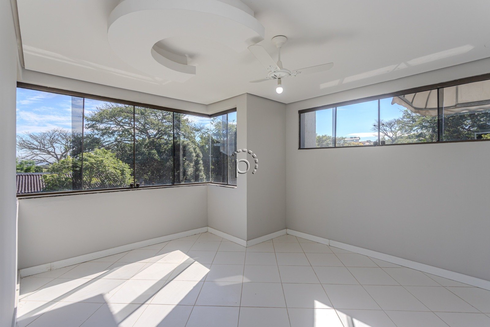 Casa para alugar com 590m², 4 quartos, 2 suítes, 6 vagas no bairro Guarujá em Porto Alegre - Foto 23