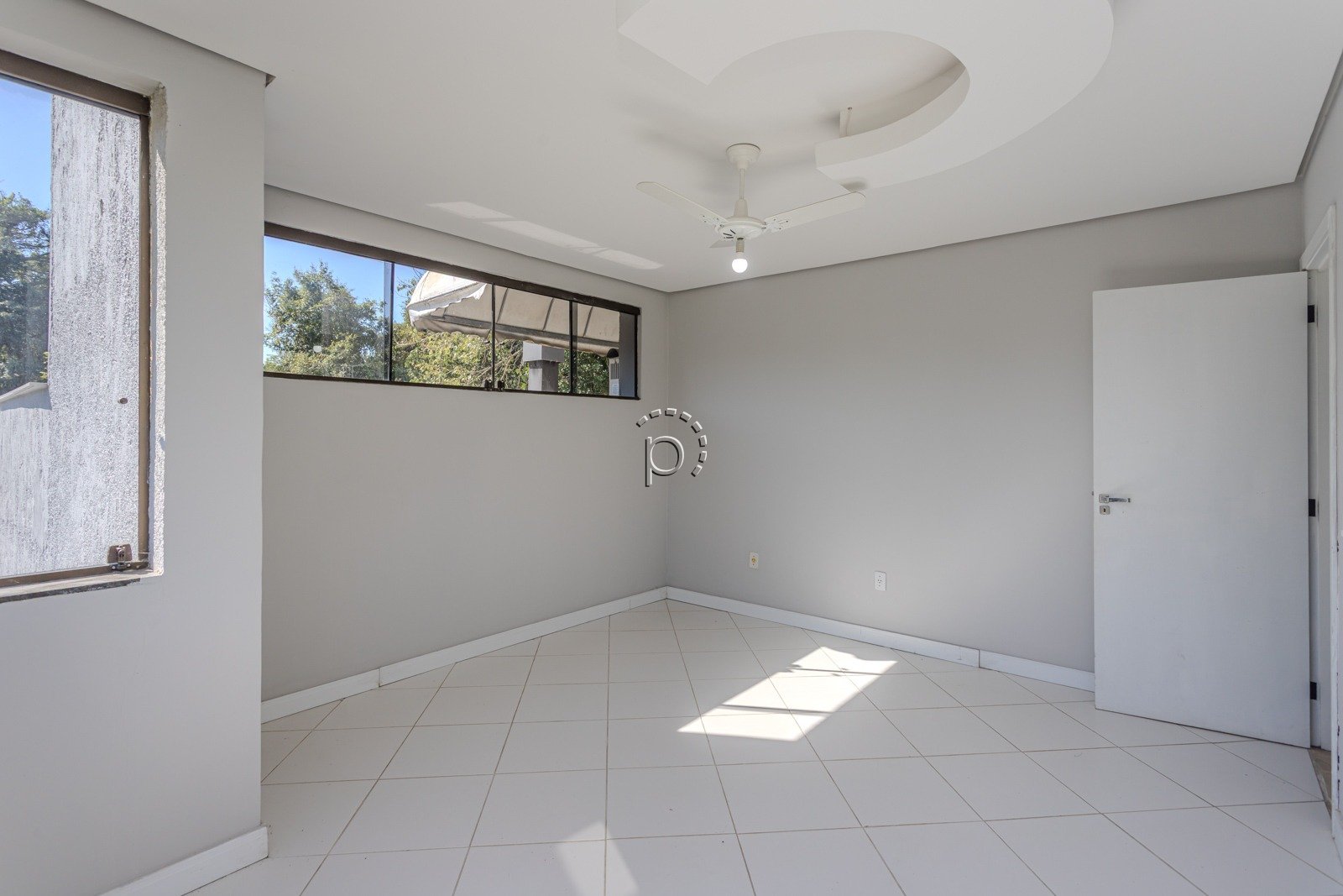 Casa para alugar com 590m², 4 quartos, 2 suítes, 6 vagas no bairro Guarujá em Porto Alegre - Foto 25