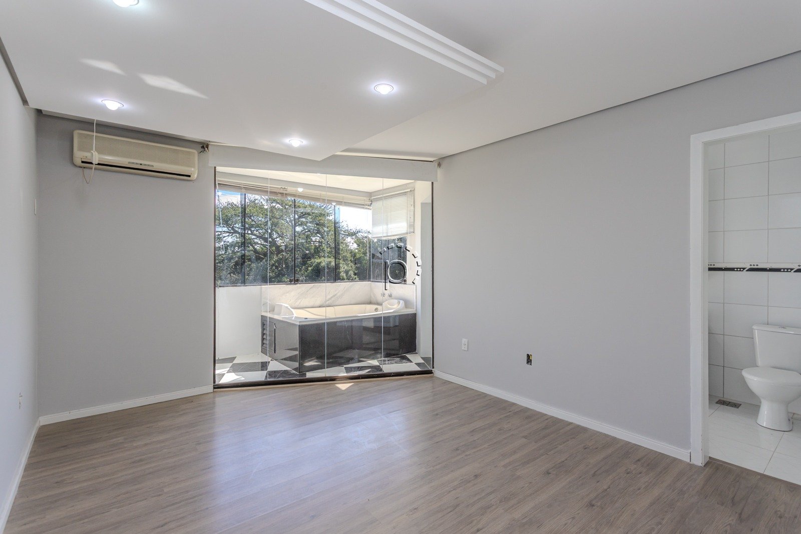 Casa para alugar com 590m², 4 quartos, 2 suítes, 6 vagas no bairro Guarujá em Porto Alegre - Foto 28
