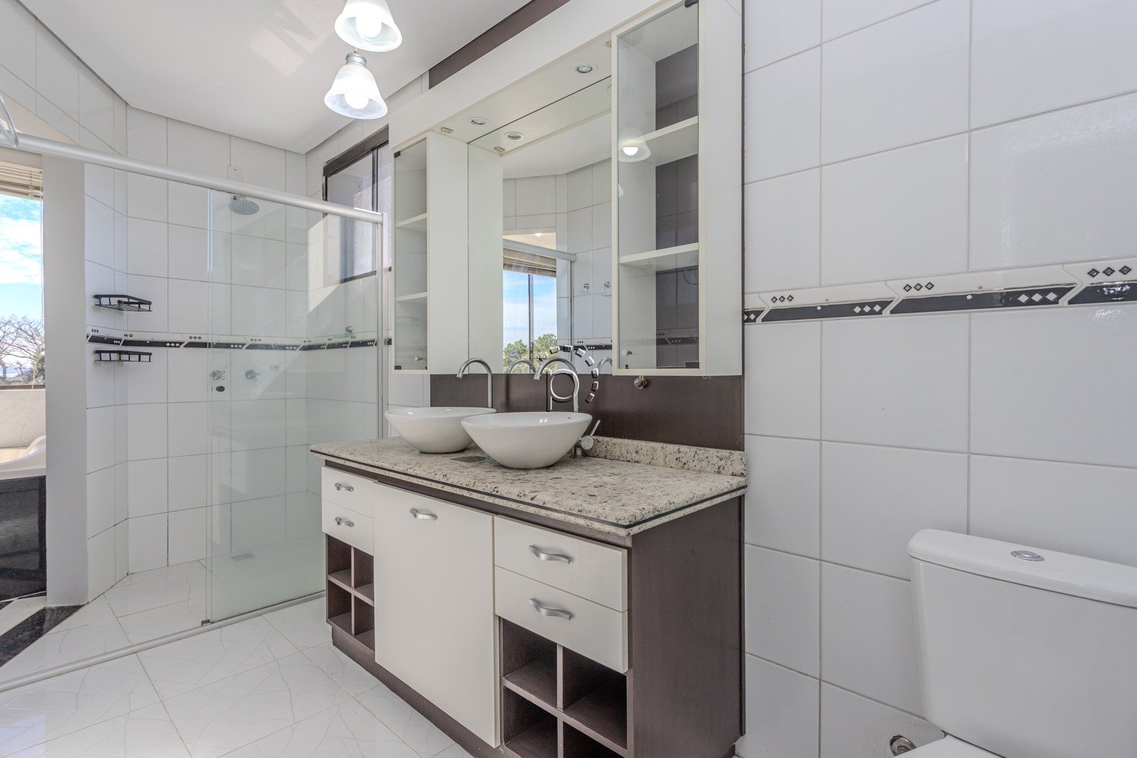 Casa para alugar com 590m², 4 quartos, 2 suítes, 6 vagas no bairro Guarujá em Porto Alegre - Foto 31