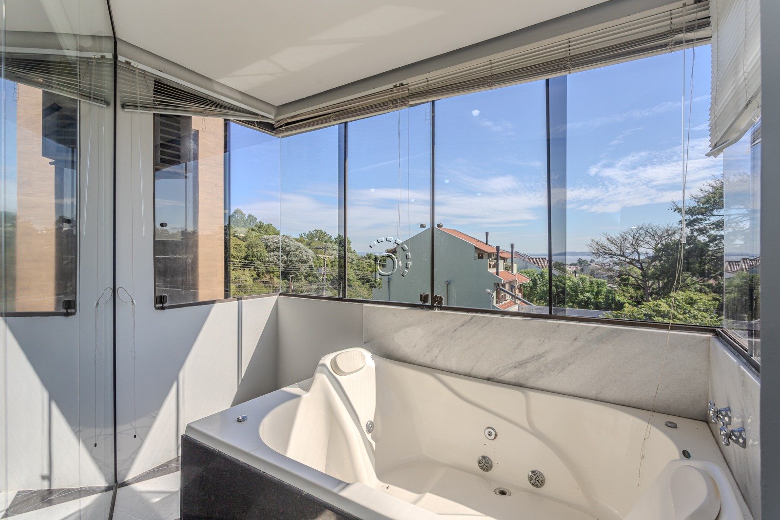 Casa para alugar com 590m², 4 quartos, 2 suítes, 6 vagas no bairro Guarujá em Porto Alegre - Foto 33