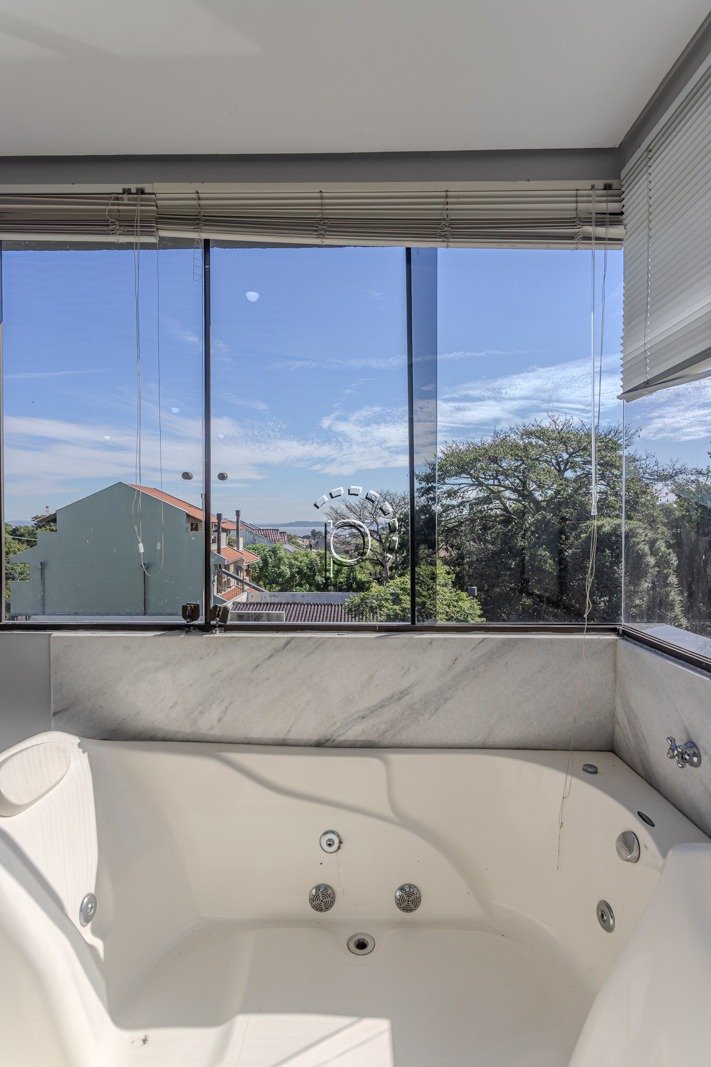 Casa para alugar com 590m², 4 quartos, 2 suítes, 6 vagas no bairro Guarujá em Porto Alegre - Foto 34