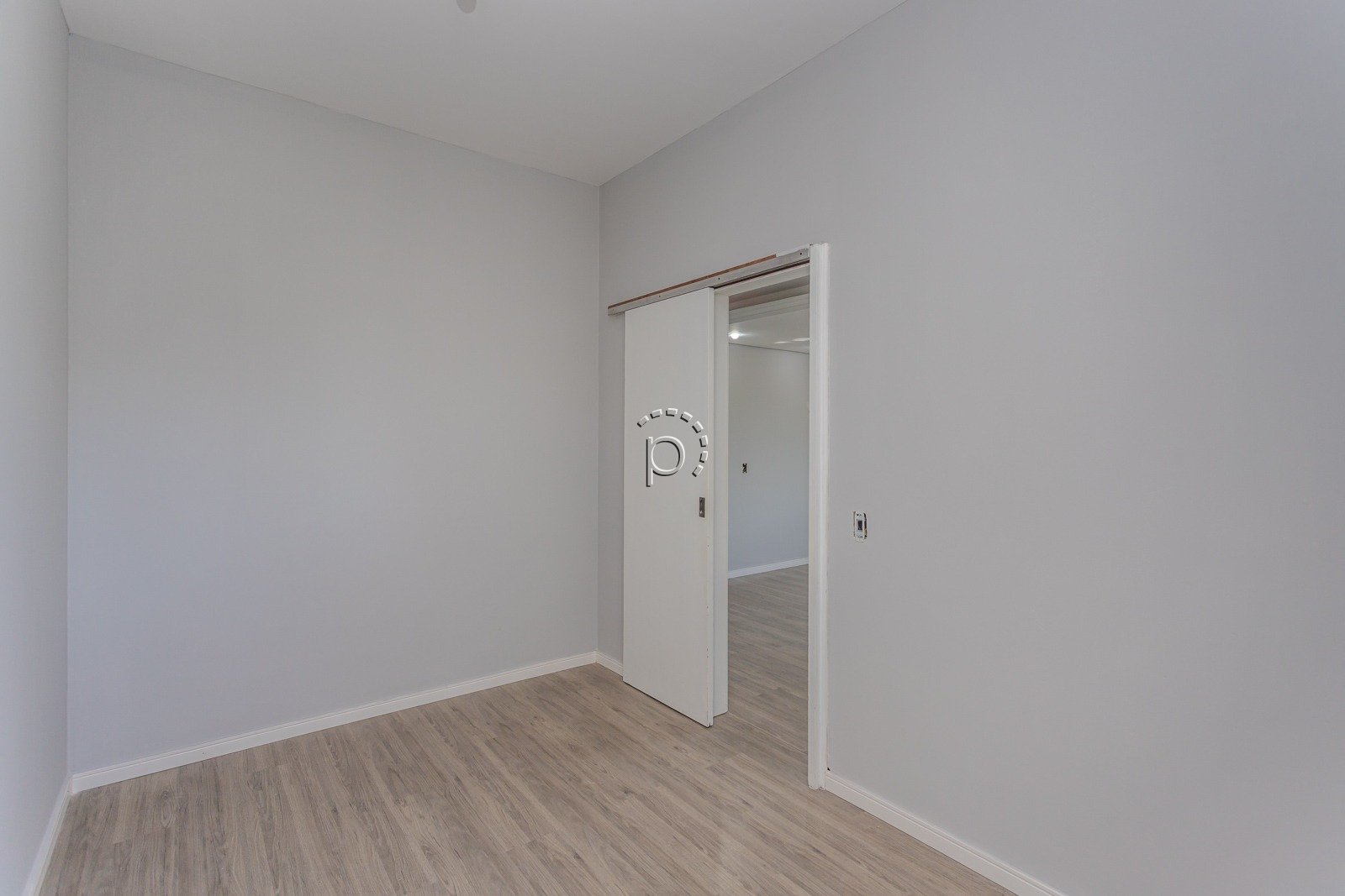 Casa para alugar com 590m², 4 quartos, 2 suítes, 6 vagas no bairro Guarujá em Porto Alegre - Foto 36