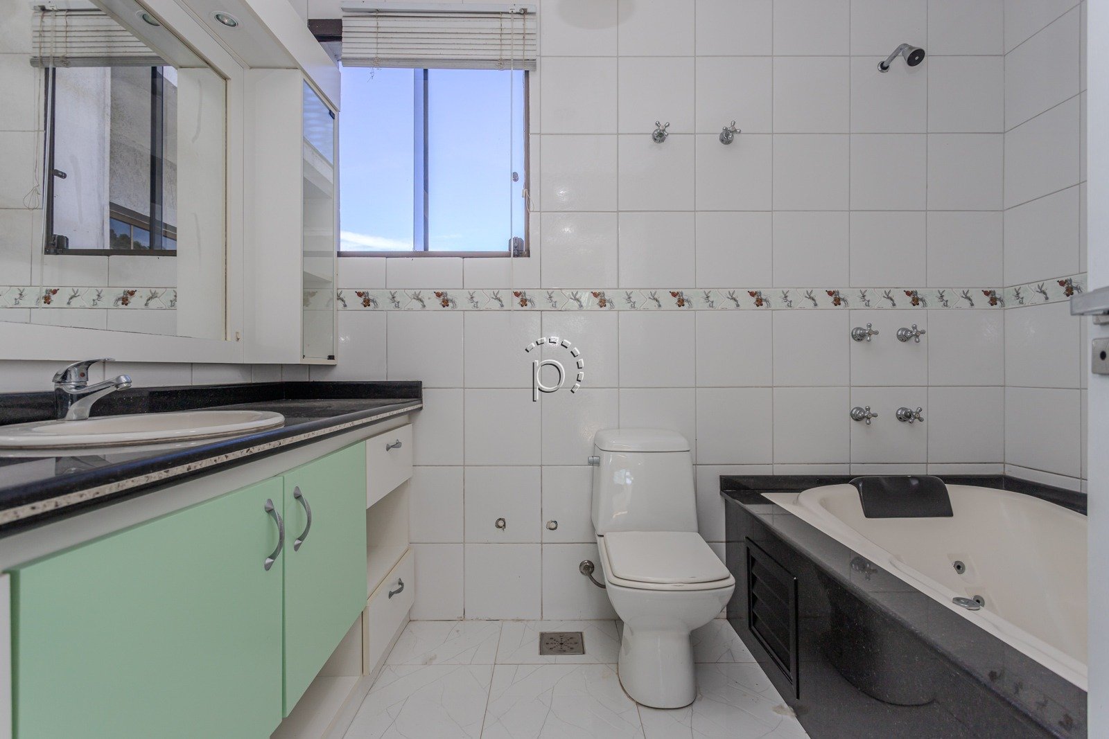 Casa para alugar com 590m², 4 quartos, 2 suítes, 6 vagas no bairro Guarujá em Porto Alegre - Foto 42
