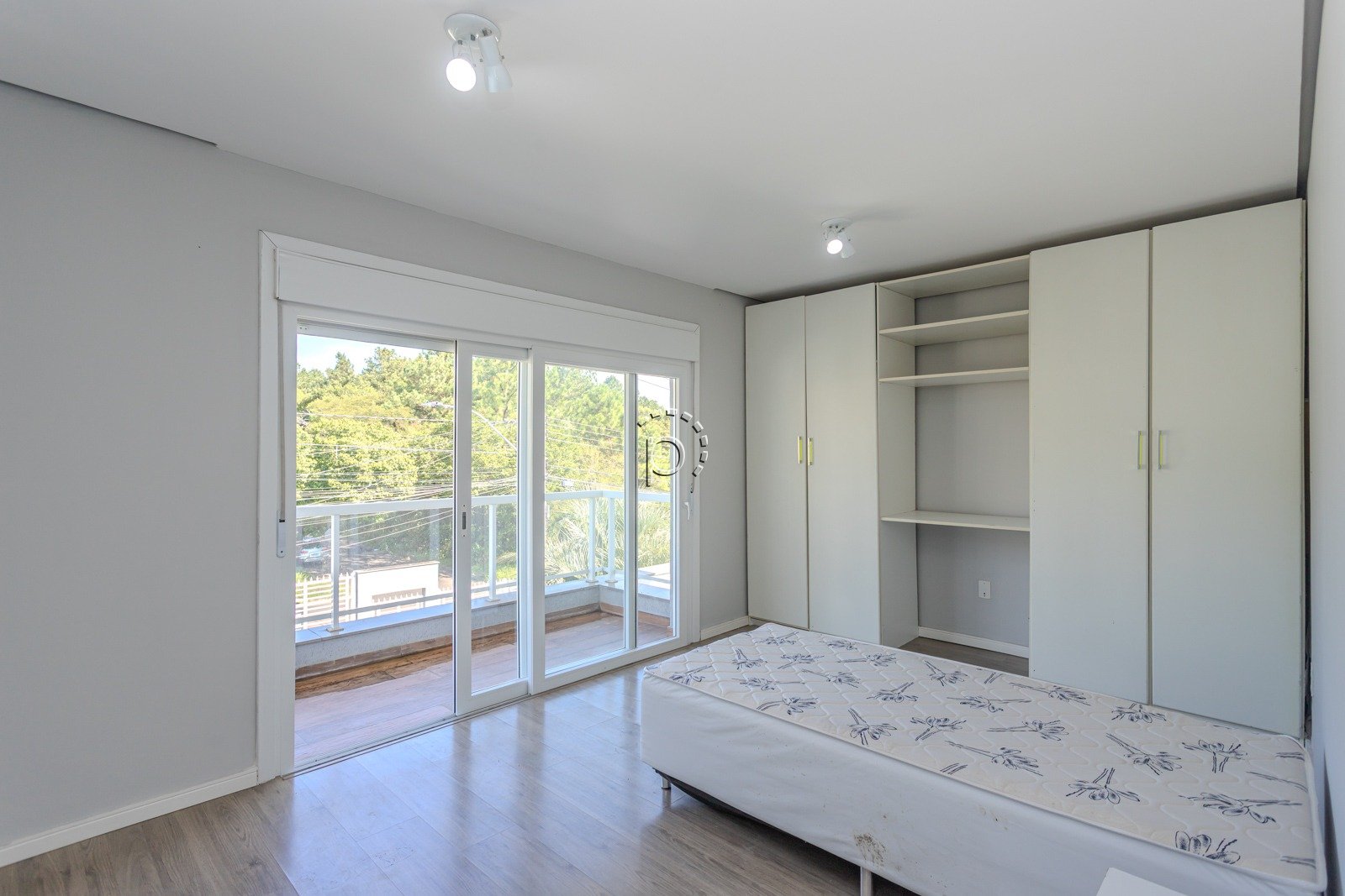 Casa para alugar com 590m², 4 quartos, 2 suítes, 6 vagas no bairro Guarujá em Porto Alegre - Foto 48
