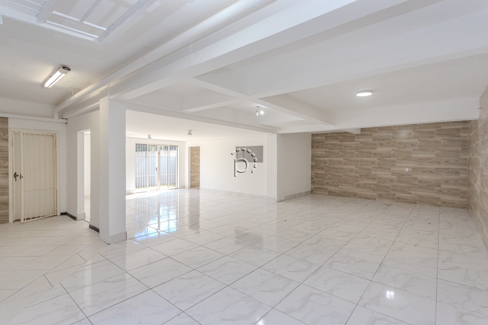 Casa para alugar com 590m², 4 quartos, 2 suítes, 6 vagas no bairro Guarujá em Porto Alegre - Foto 73