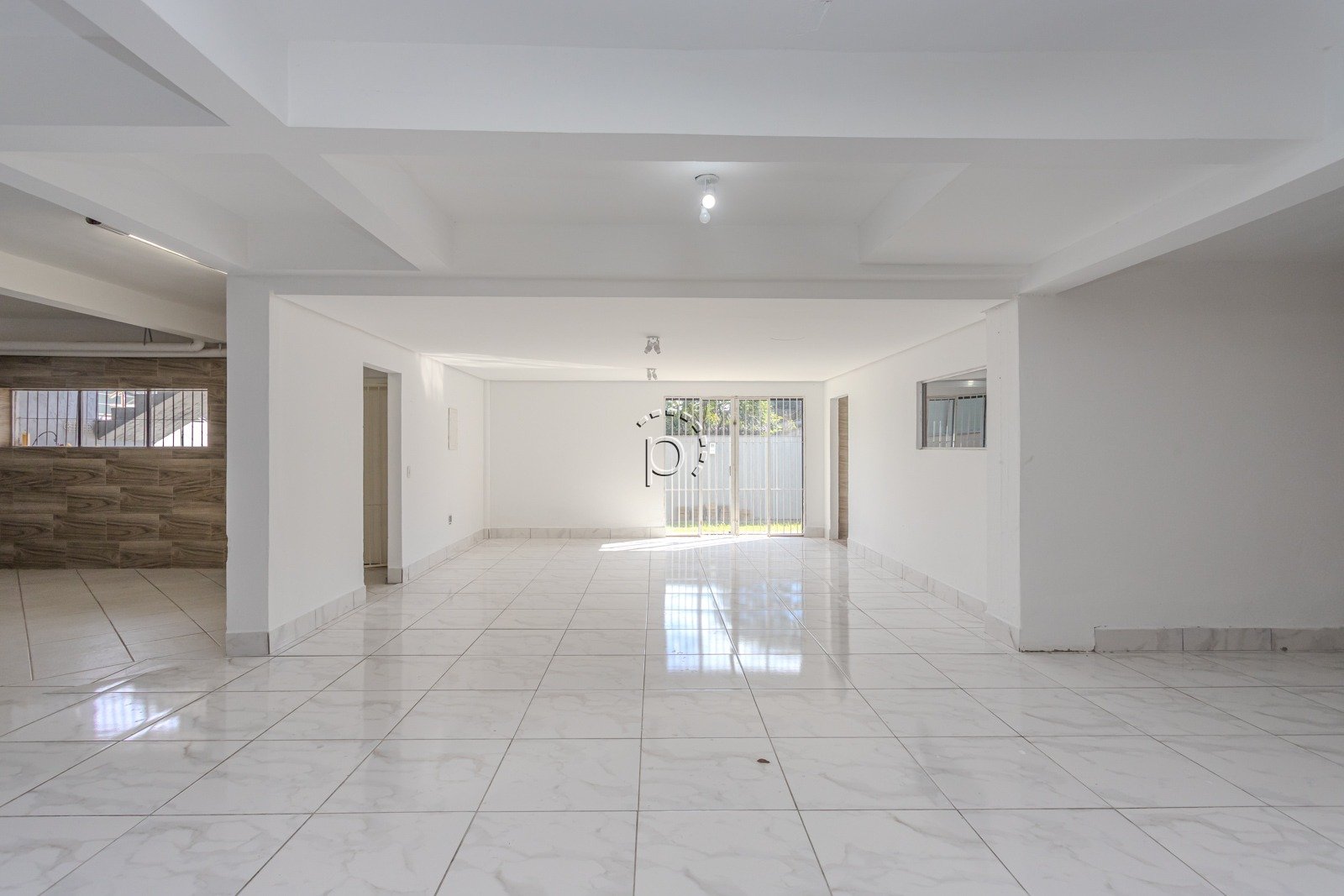 Casa para alugar com 590m², 4 quartos, 2 suítes, 6 vagas no bairro Guarujá em Porto Alegre - Foto 74