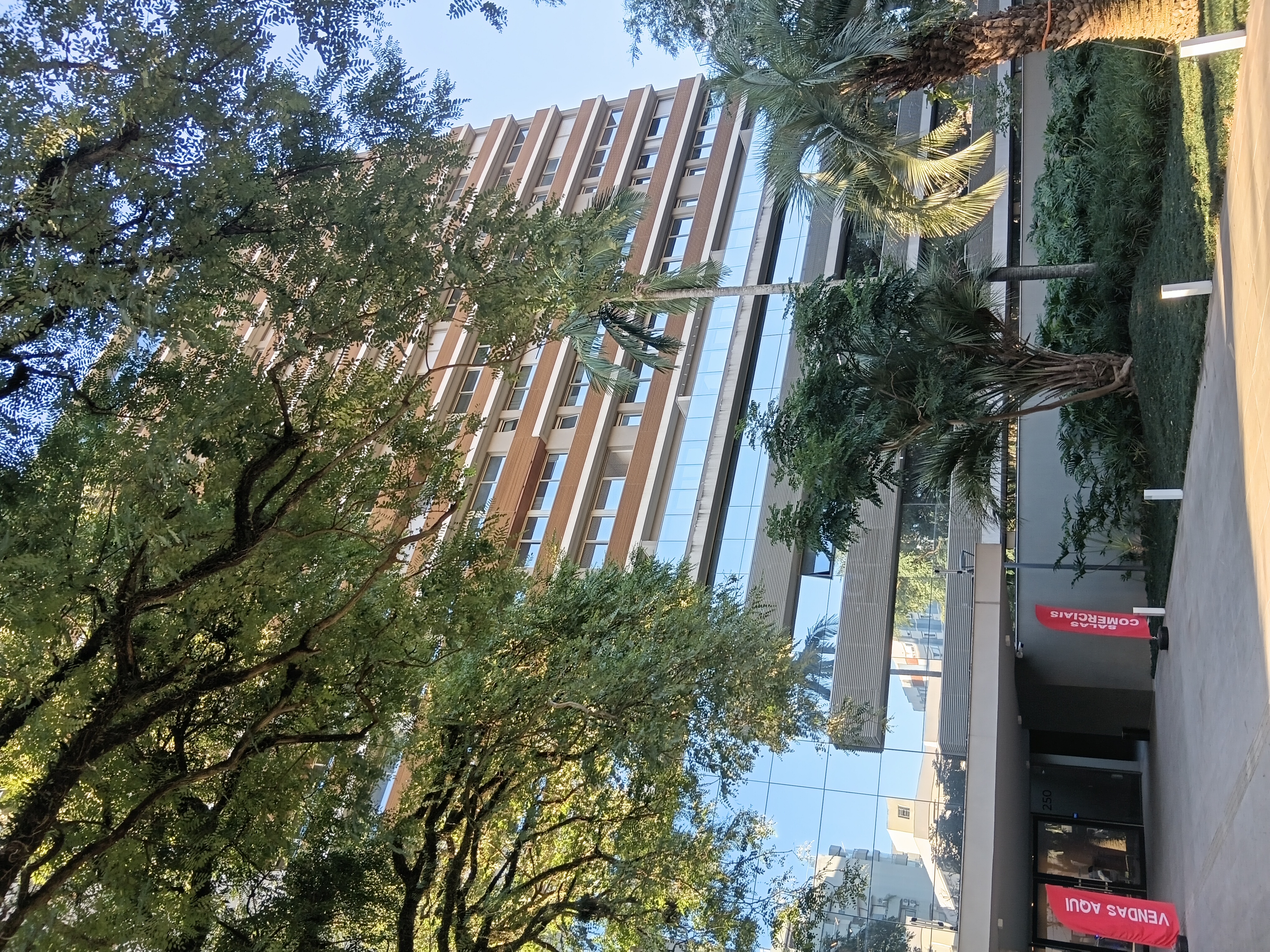 Sala para alugar com 37m², 1 vaga no bairro Menino Deus em Porto Alegre