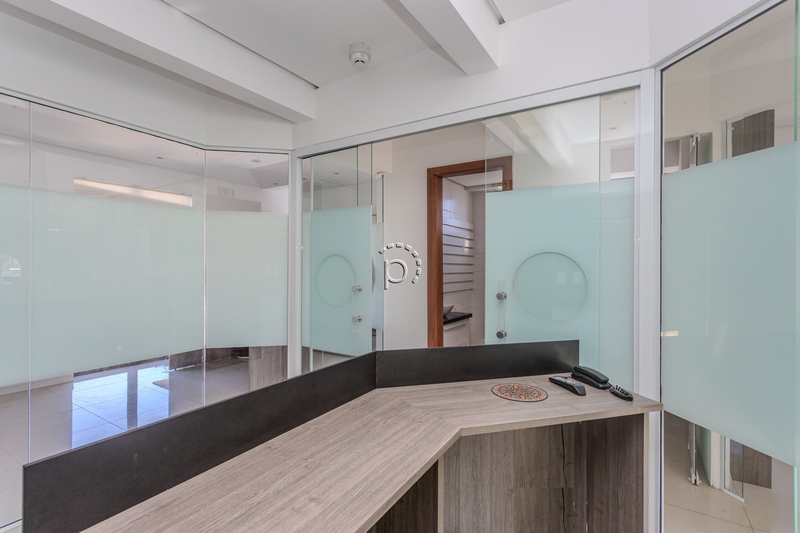 Sala à venda com 49m², 1 vaga no bairro Menino Deus em Porto Alegre