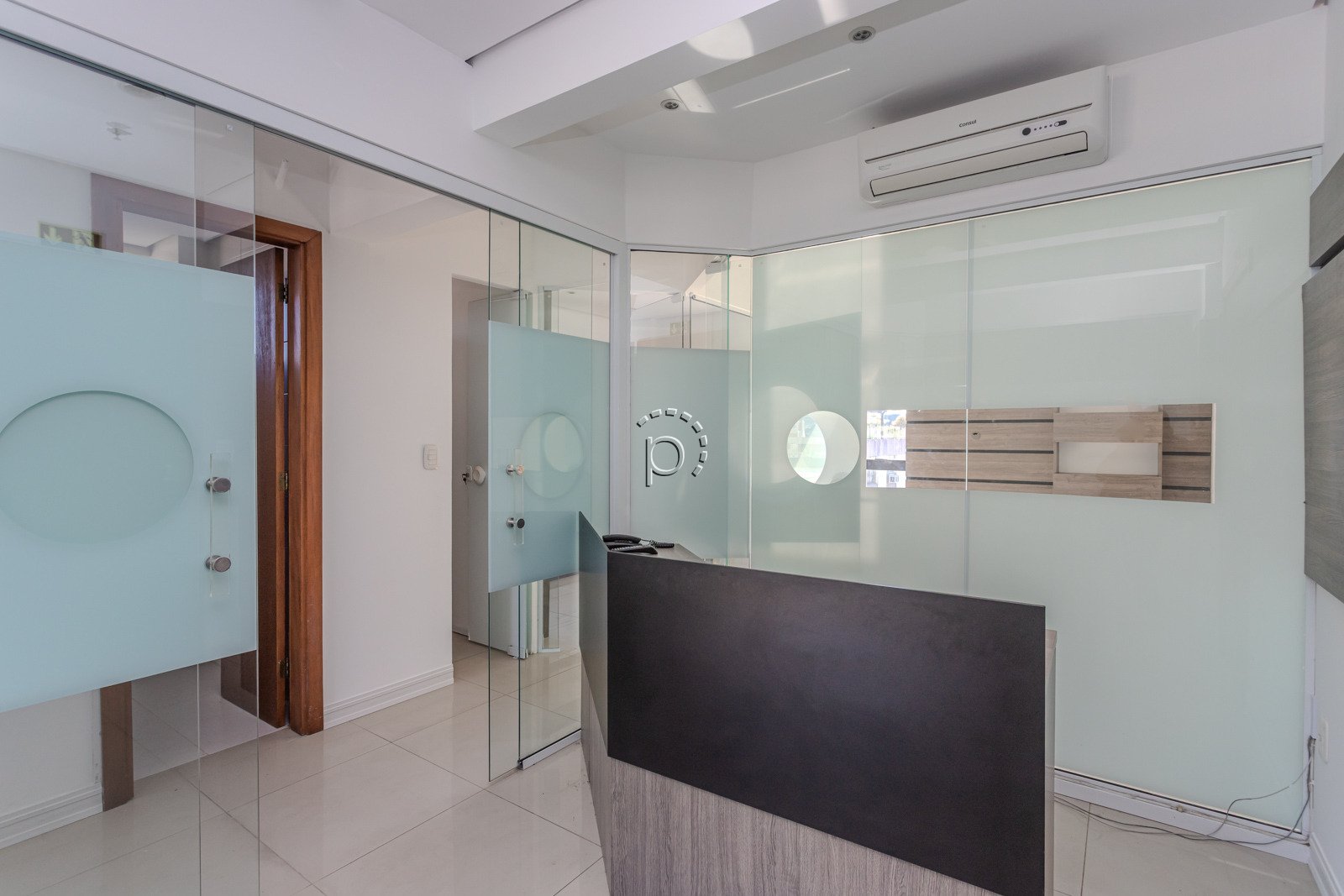 Sala à venda com 49m², 1 vaga no bairro Menino Deus em Porto Alegre - Foto 2