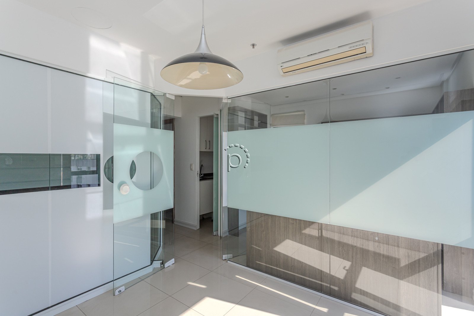 Sala à venda com 49m², 1 vaga no bairro Menino Deus em Porto Alegre - Foto 17
