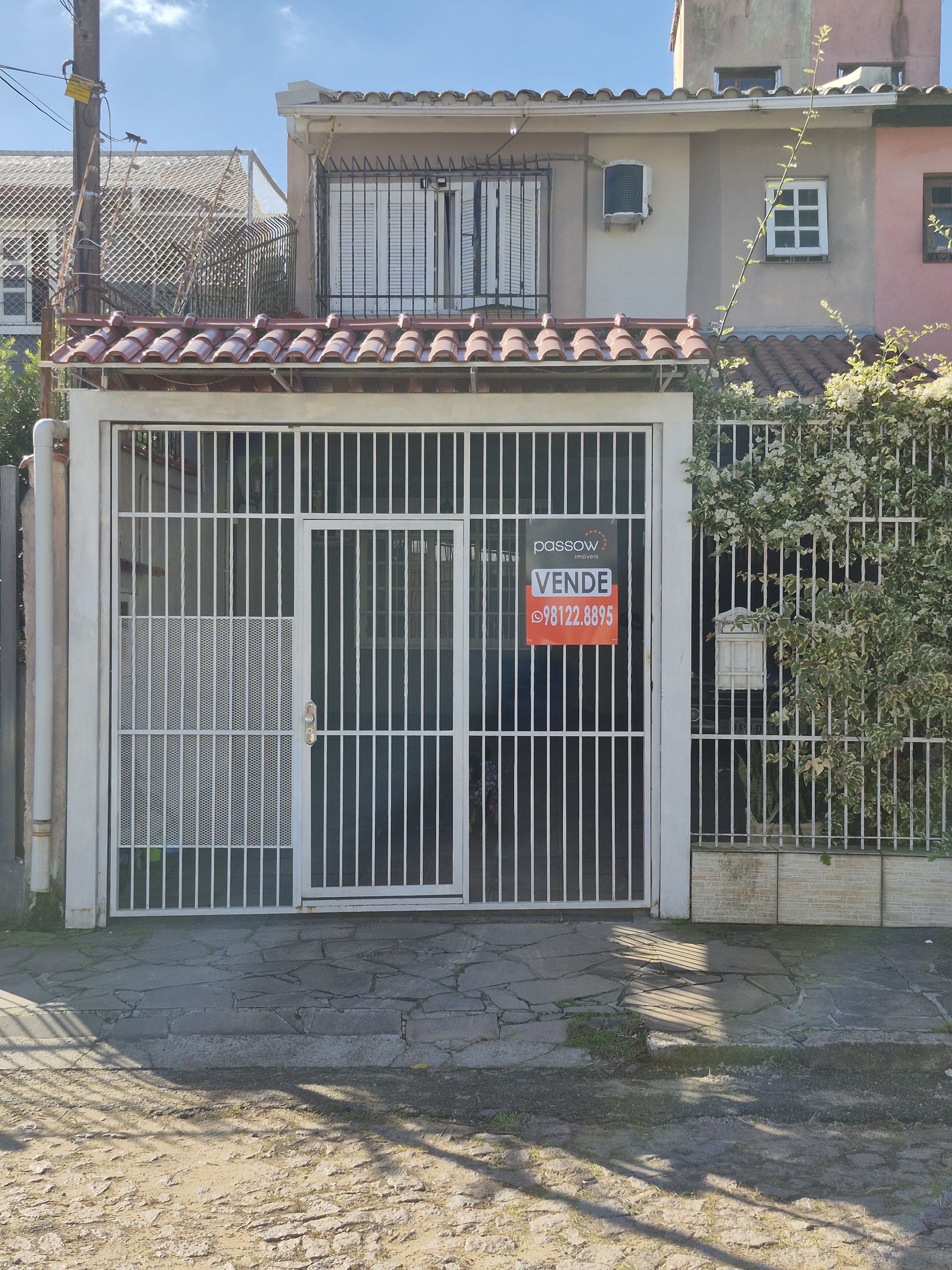 Casa à venda com 117m², 3 quartos, 1 suíte, 3 vagas no bairro Guarujá em Porto Alegre