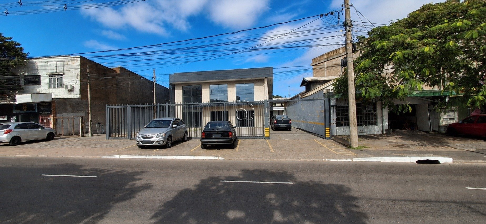 Loja para alugar com 250m², 5 vagas no bairro Cavalhada em Porto Alegre