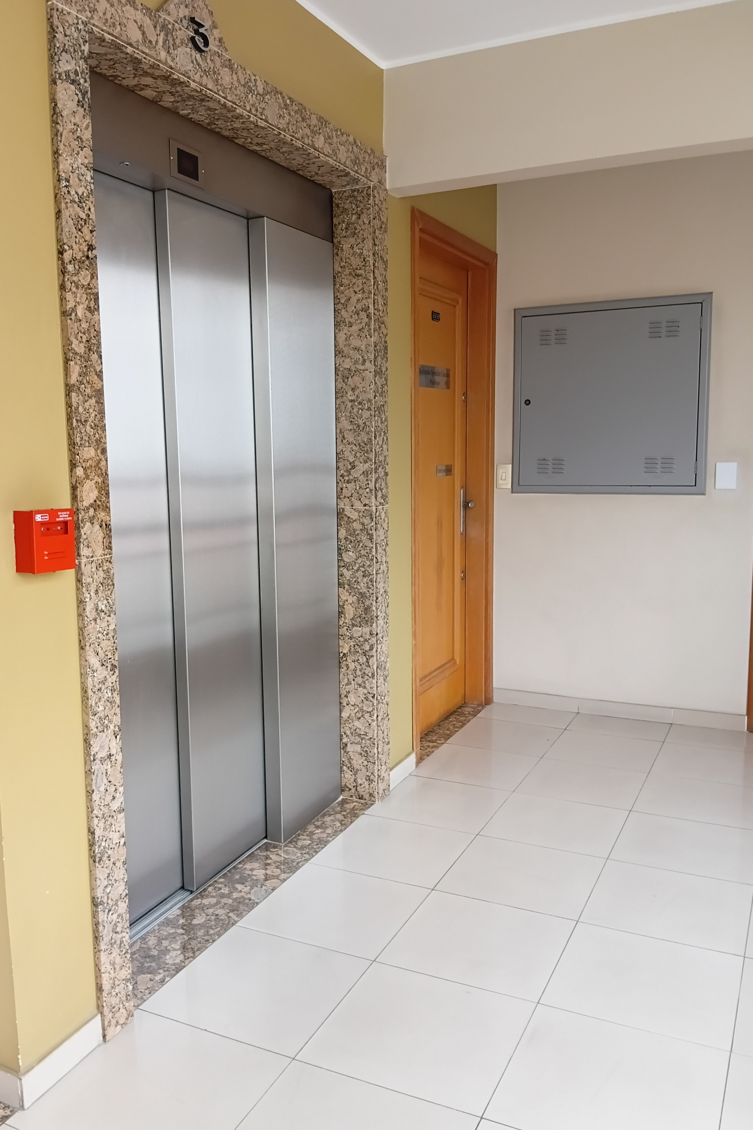 Sala para alugar com 56m², 1 vaga no bairro Menino Deus em Porto Alegre - Foto 4
