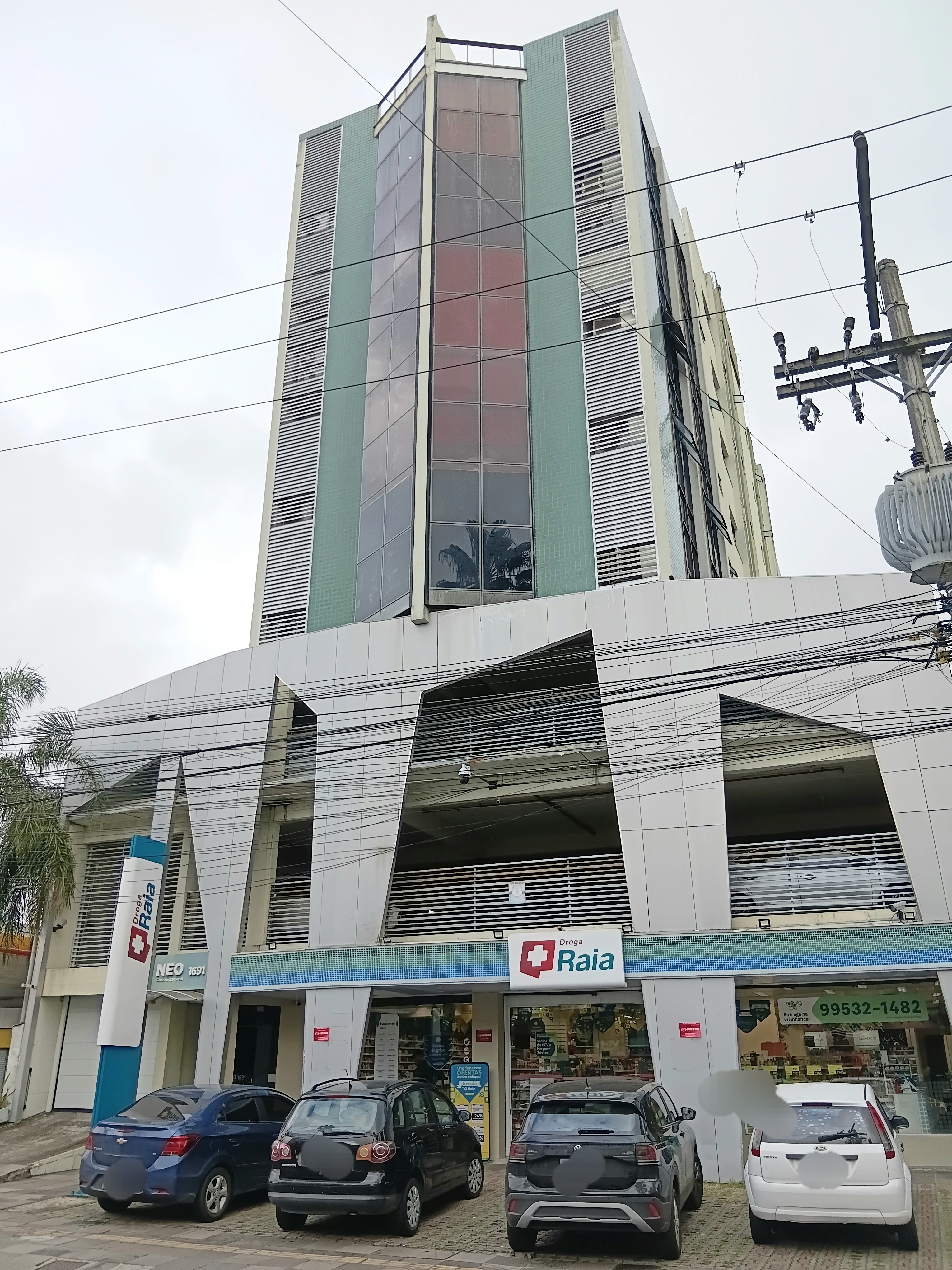 Sala para alugar com 49m², 1 vaga no bairro Menino Deus em Porto Alegre