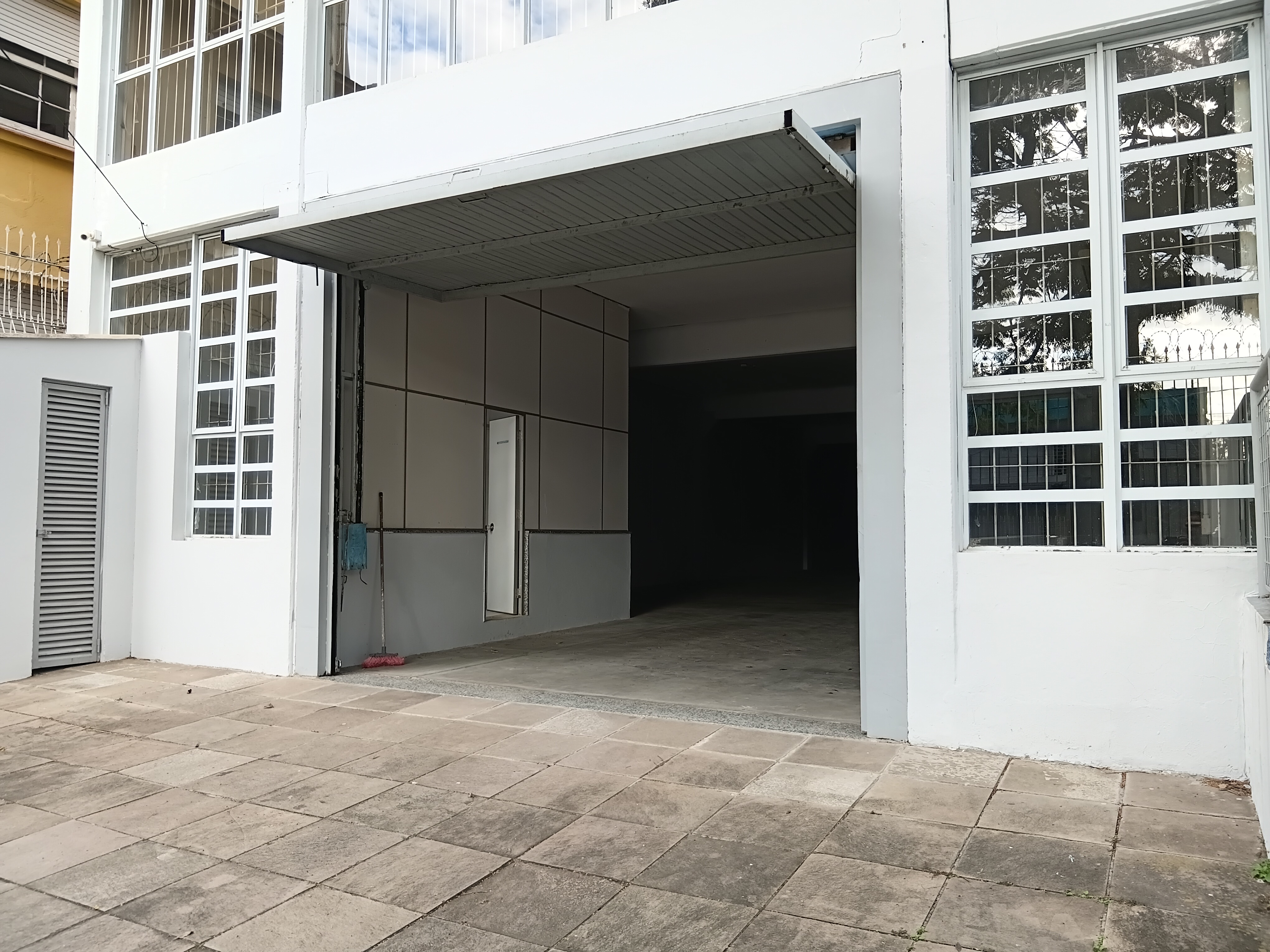 Prédio Comercial para alugar com 450m², 3 vagas no bairro Medianeira em Porto Alegre - Foto 3