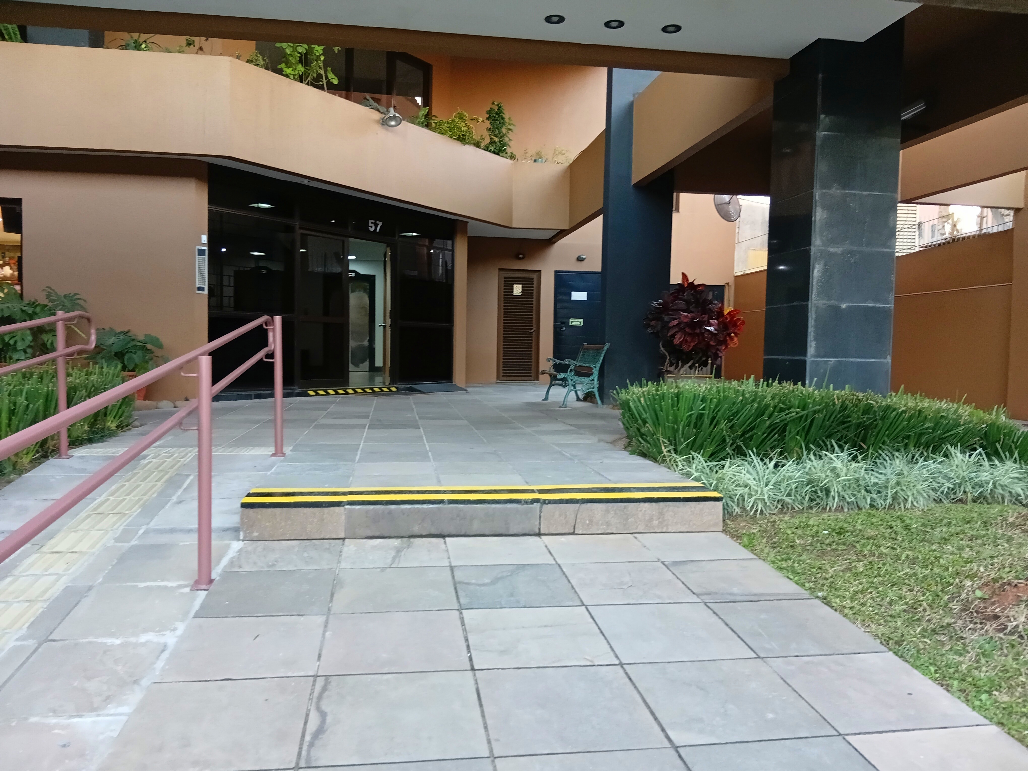 Sala para alugar com 95m² no bairro Menino Deus em Porto Alegre - Foto 2