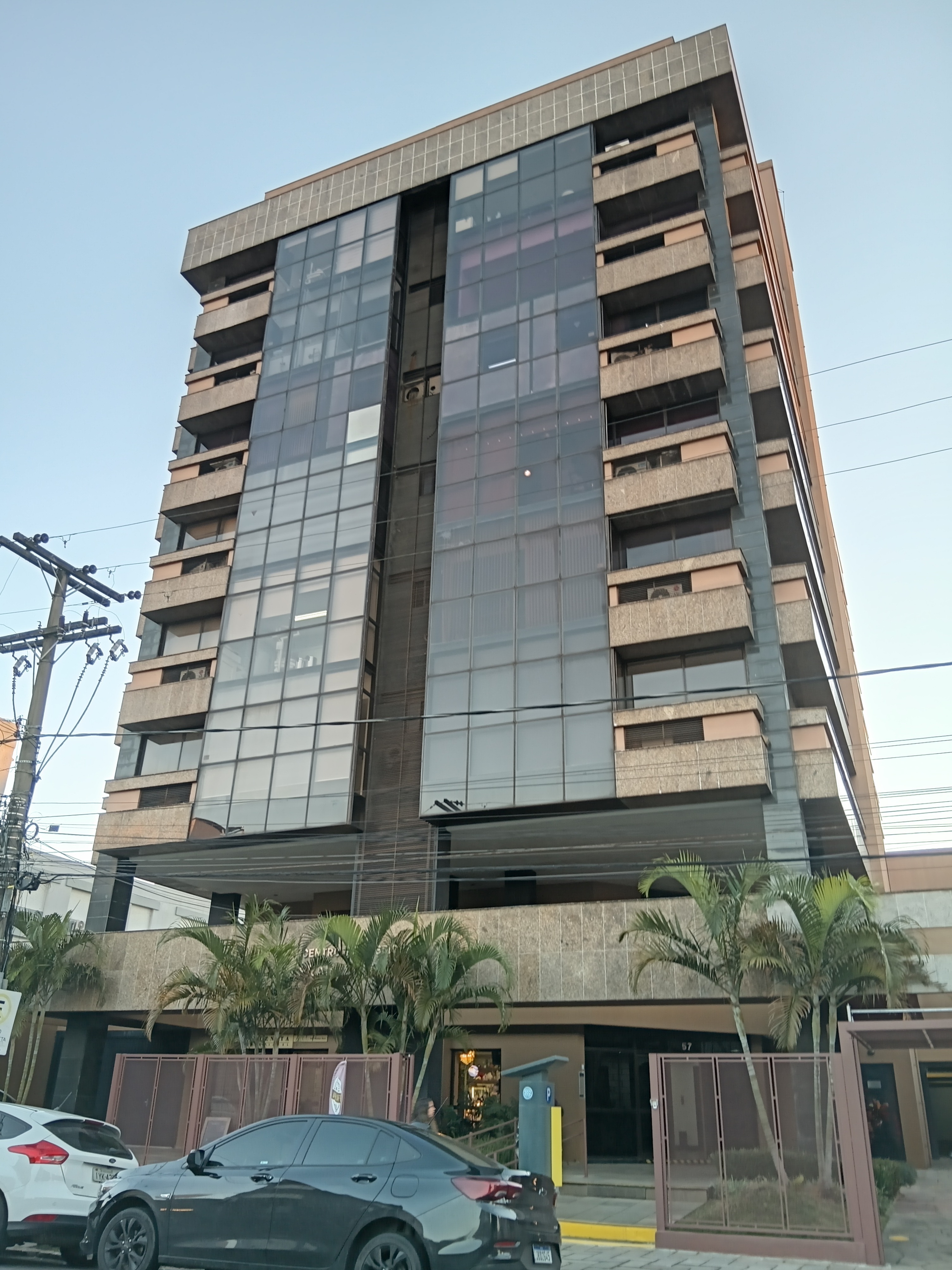 Sala para alugar com 95m² no bairro Menino Deus em Porto Alegre