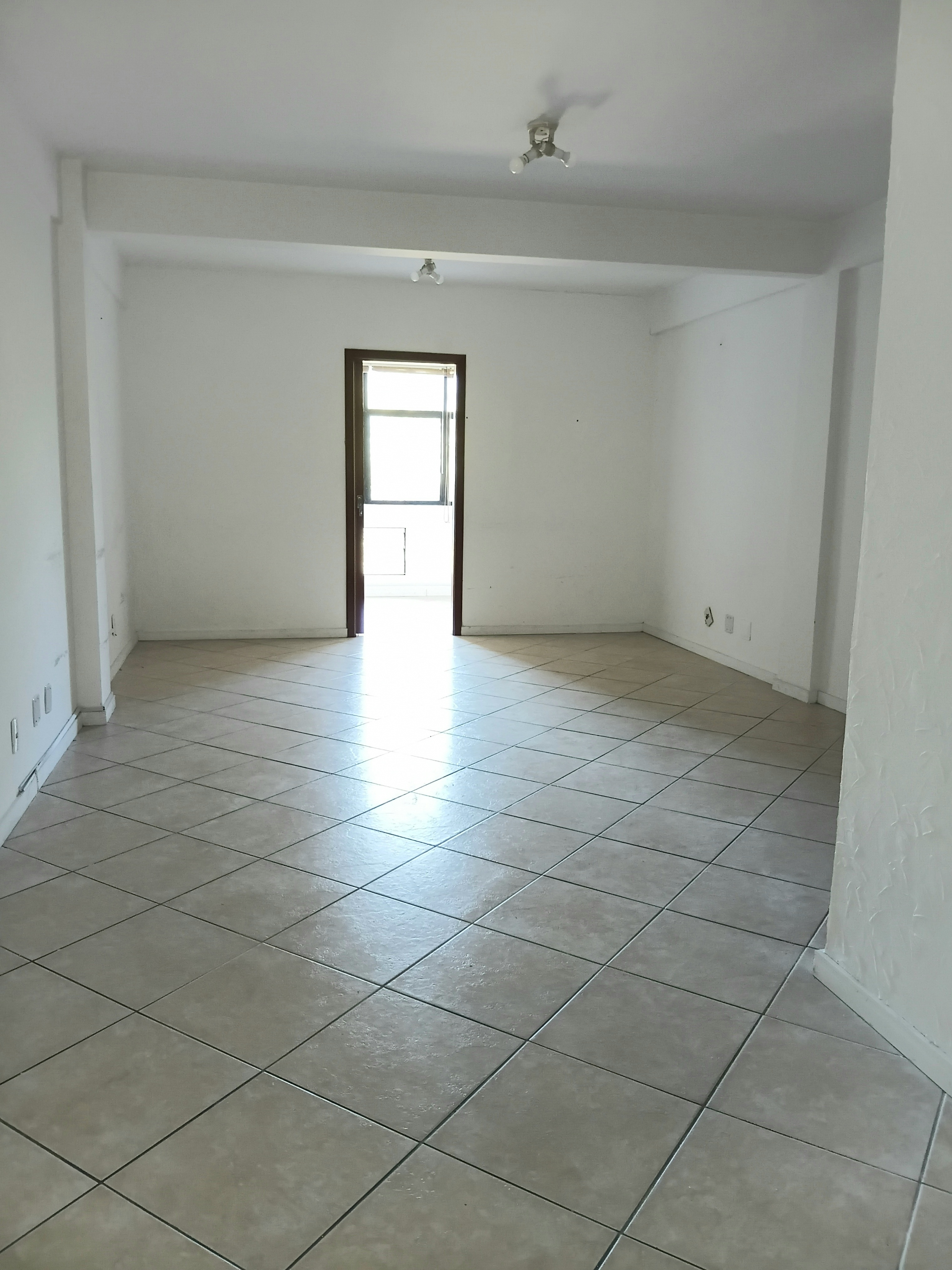 Sala para alugar com 58m² no bairro Cavalhada em Porto Alegre - Foto 2