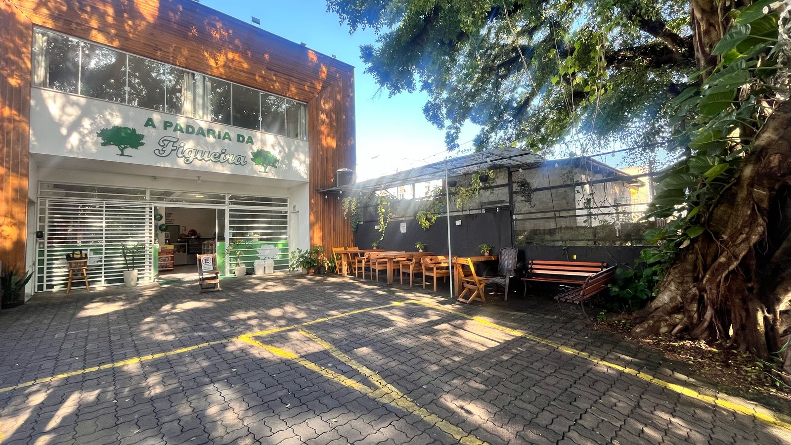 Prédio Comercial à venda com 362m², 4 quartos, 4 suítes, 6 vagas no bairro Tristeza em Porto Alegre - Foto 2