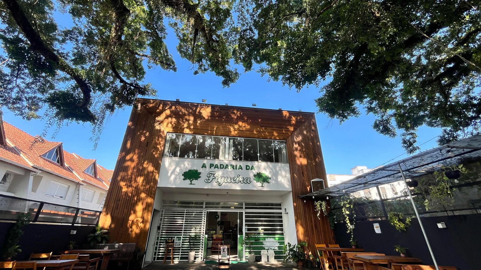 Prédio Comercial à venda com 362m², 4 quartos, 4 suítes, 6 vagas no bairro Tristeza em Porto Alegre
