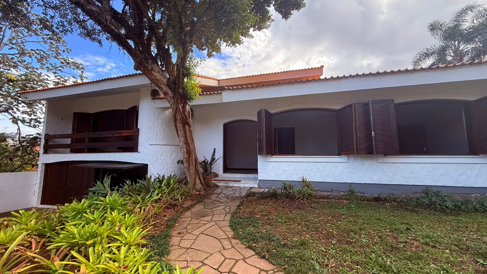Casa à venda com 410m², 3 quartos, 3 suítes, 2 vagas no bairro Jardim Isabel em Porto Alegre