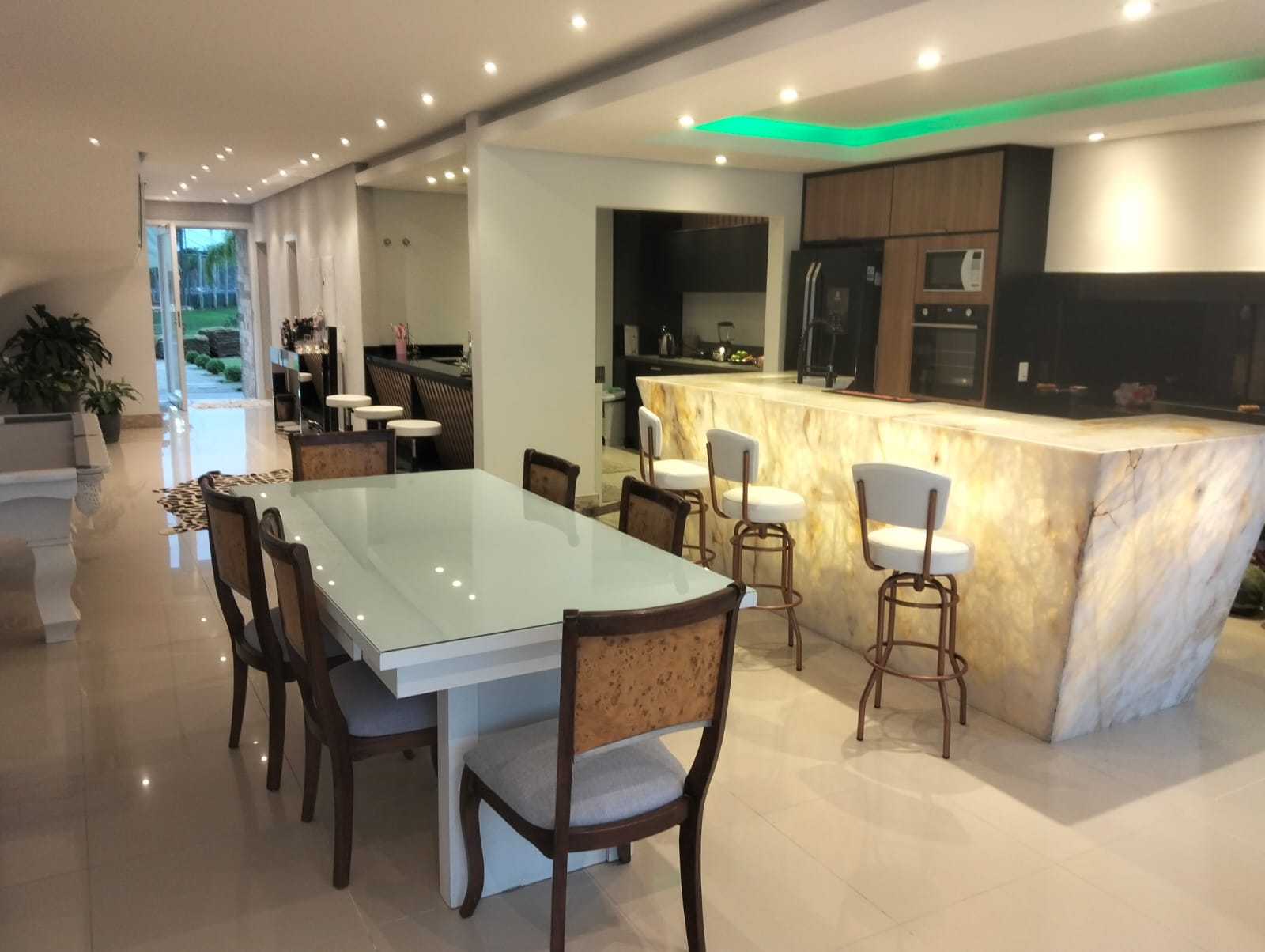 Casa em Condomínio para alugar com 324m², 5 quartos, 5 suítes, 6 vagas no bairro Terra Ville em Porto Alegre - Foto 6
