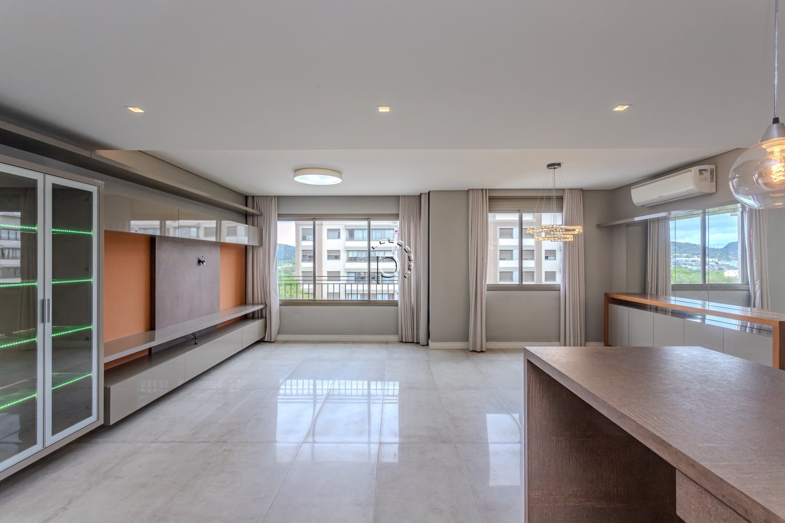 Apartamento à venda com 90m², 3 quartos, 1 suíte, 2 vagas no bairro Cavalhada em Porto Alegre