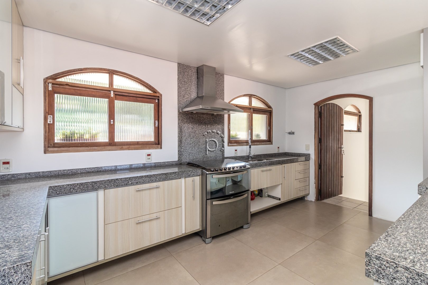 Casa à venda com 648m², 5 quartos, 5 suítes, 2 vagas no bairro Setimo Céu em Porto Alegre - Foto 6
