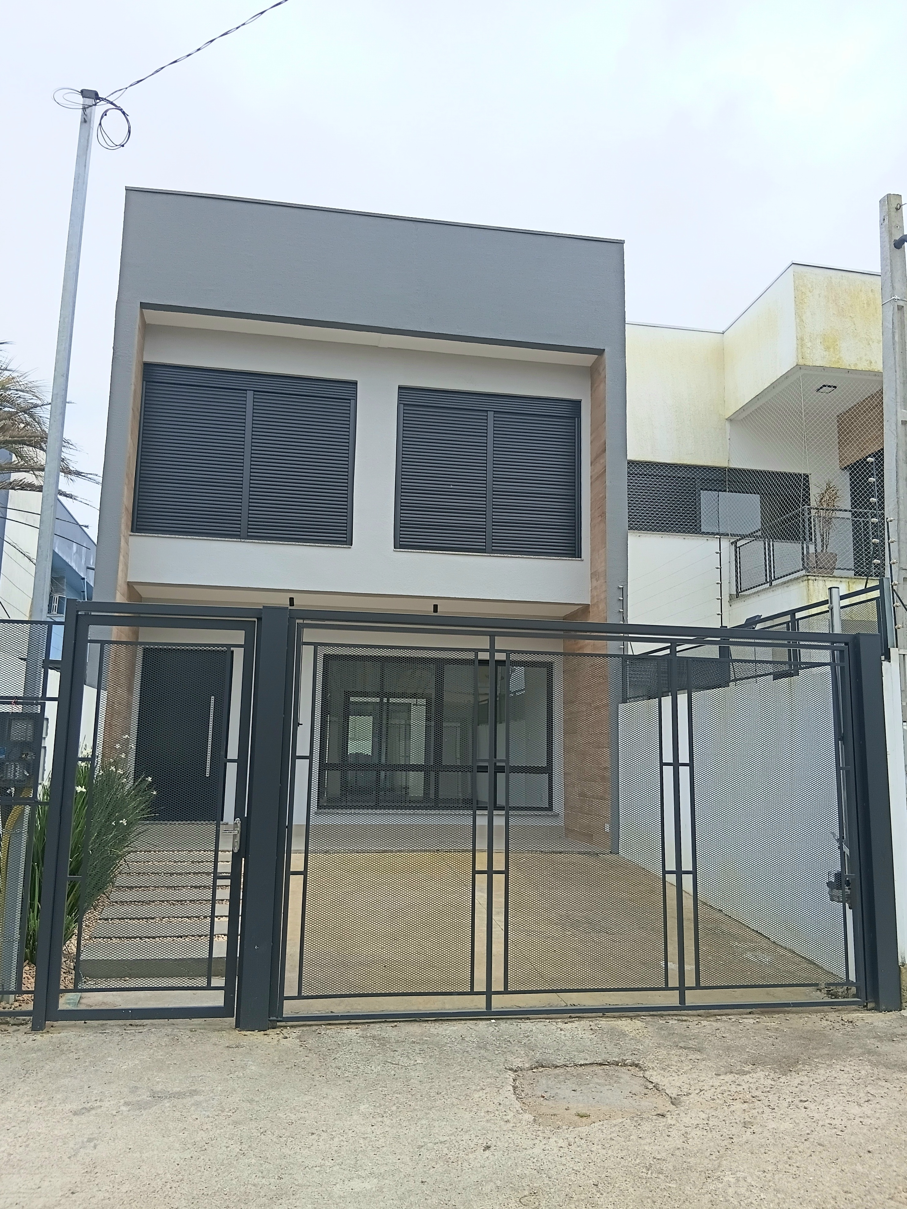 Casa para alugar com 165m², 3 quartos, 2 vagas no bairro Ipanema em Porto Alegre
